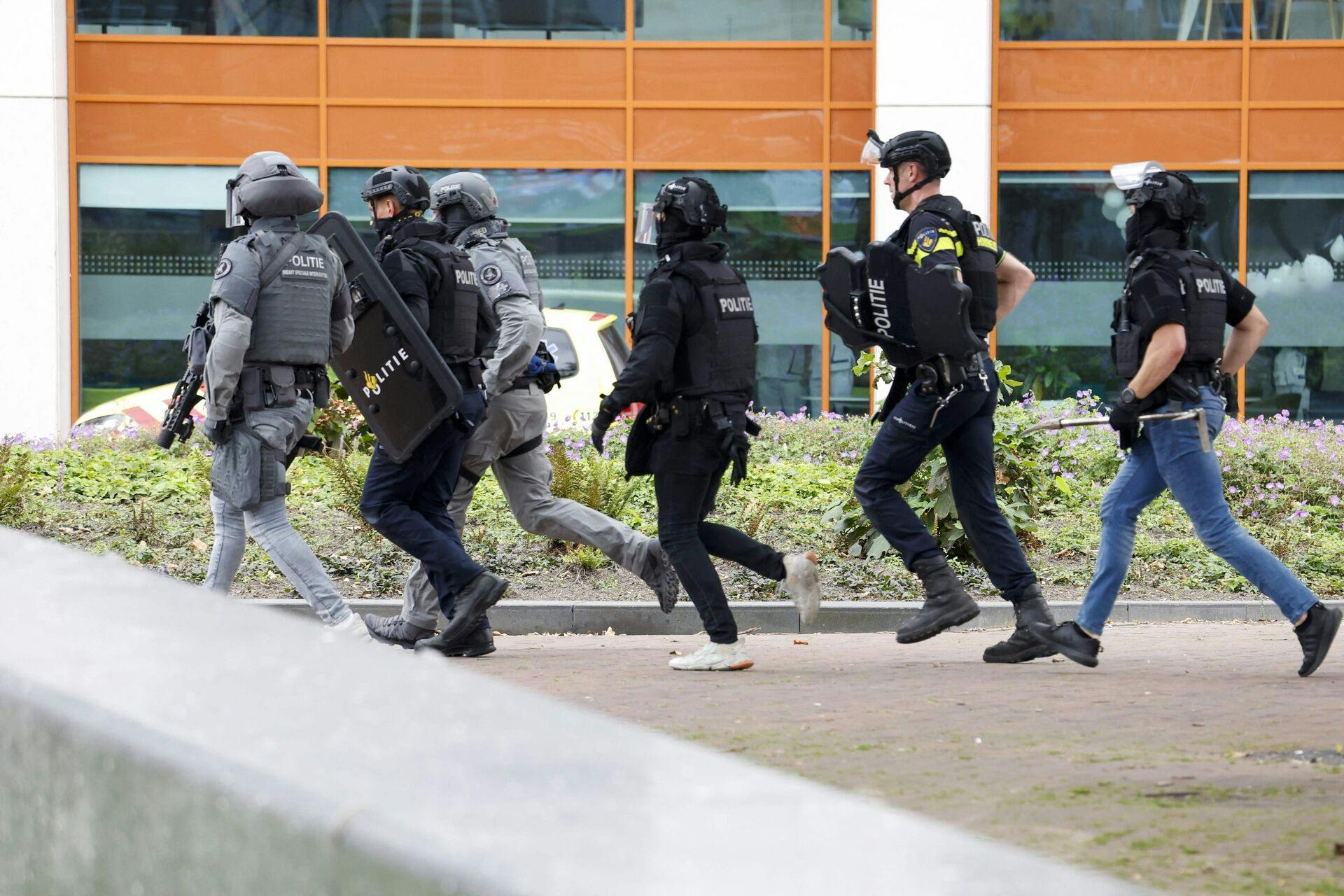 En kampklædt mand er mistænkt for et skyderi i Holland.