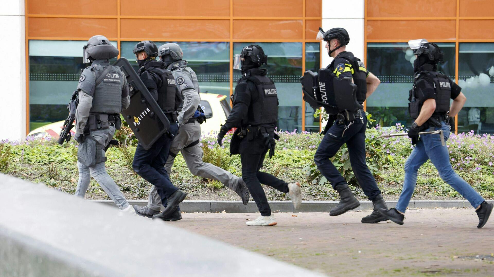 En kampklædt mand er mistænkt for et skyderi i Holland.