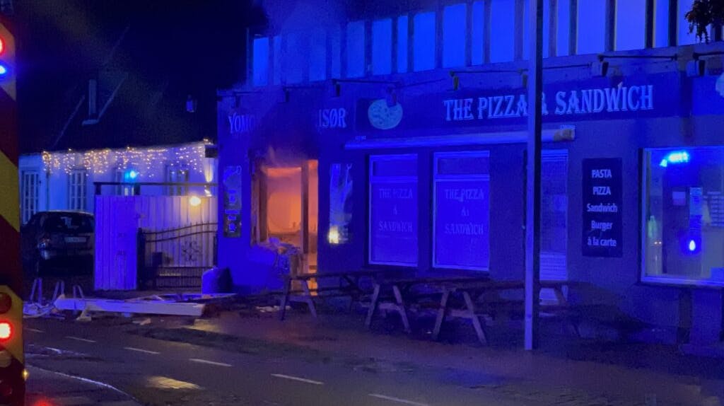 Drabsstedet, en frisørsalon i Rødovre, blev sat i ild tre måneder efter den voldsomme skudepisode. Her ses salonen i flammer.