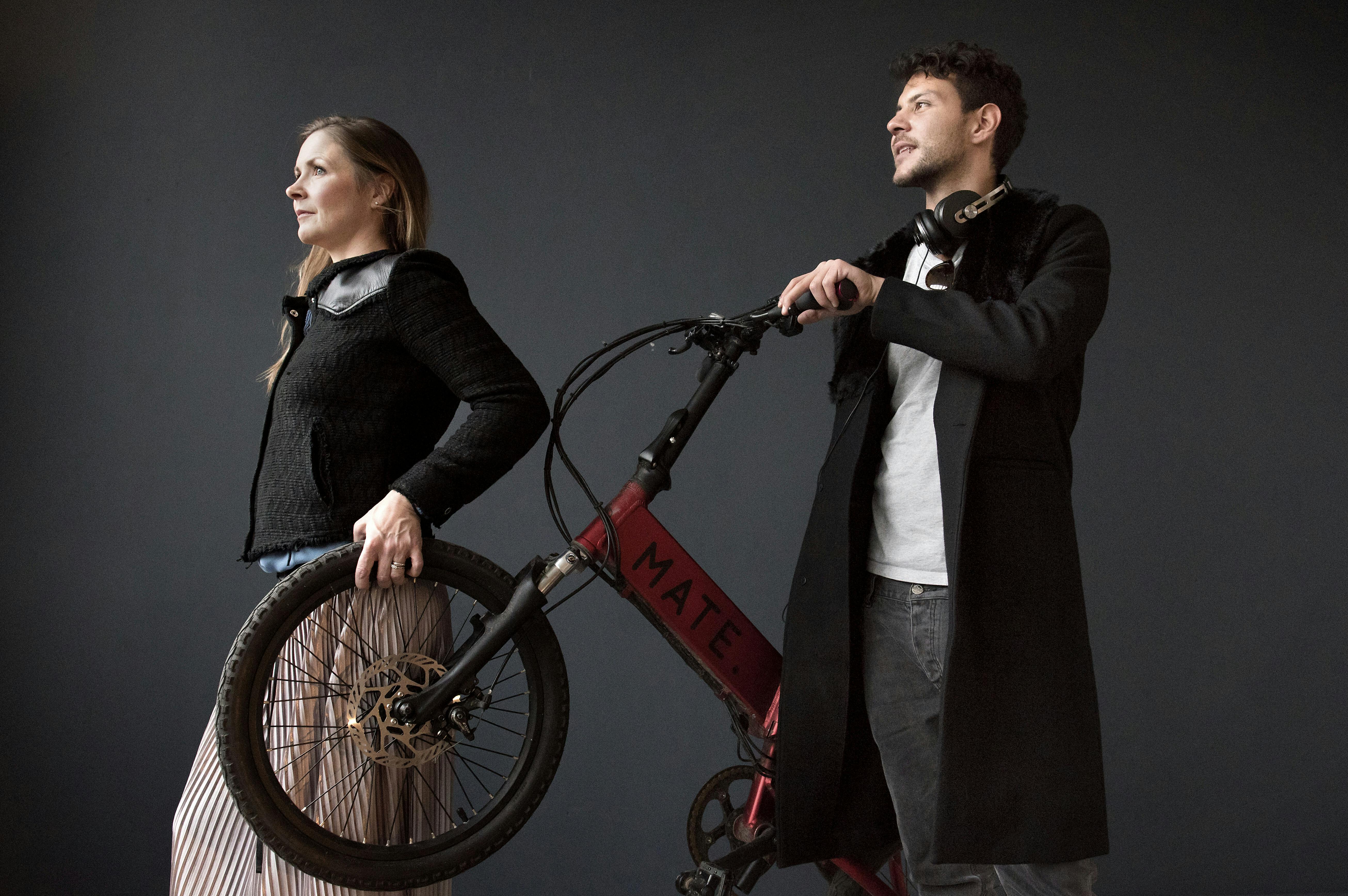 Crowdfundig: Så mange mio. har danske projekter fået. MATE. bike har DK-rekord. Her søskendeparret Christian Adel Michael, og Julie Kronstrøm Carton med deres sammenfoldelige el-cykle "Mate"