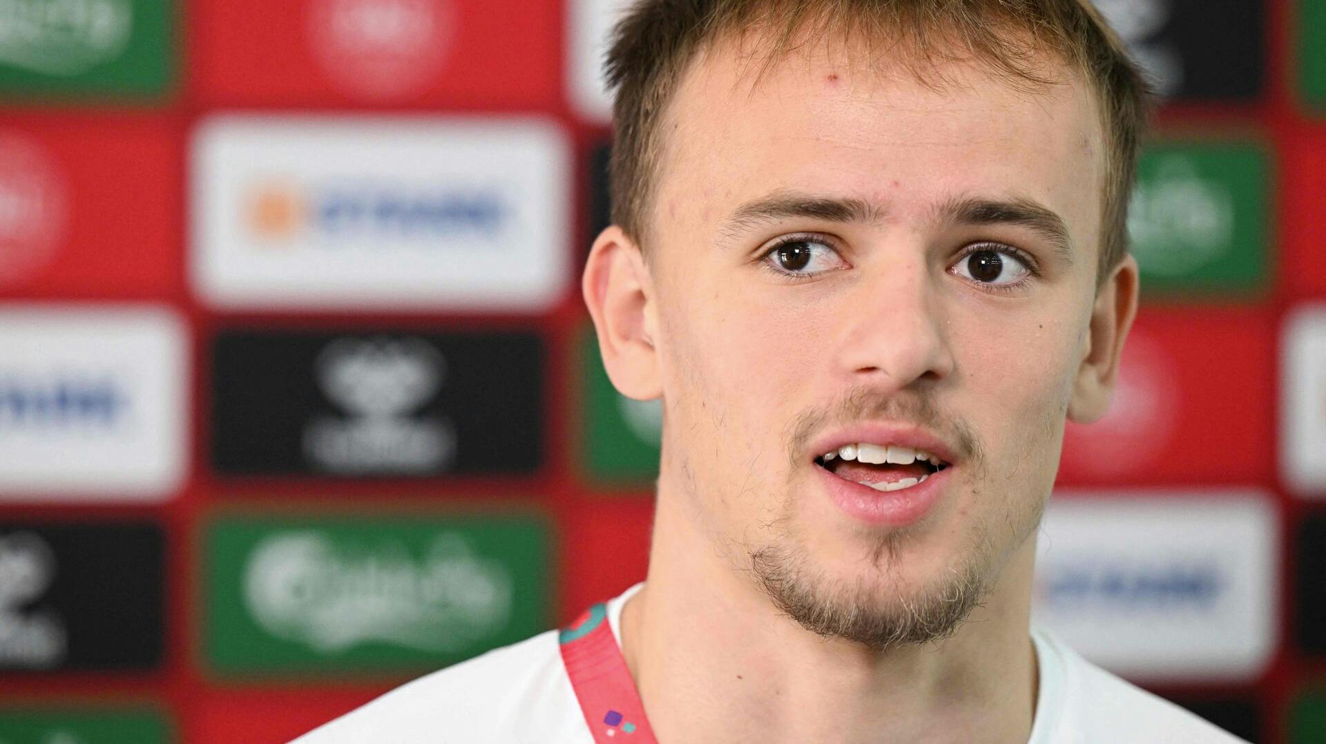 Landsholdsspilleren Mikkel Damsgaard er blevet opereret i knæet. Det er uvist, hvornår midtbanespilleren er tilbage på fodboldbanen.