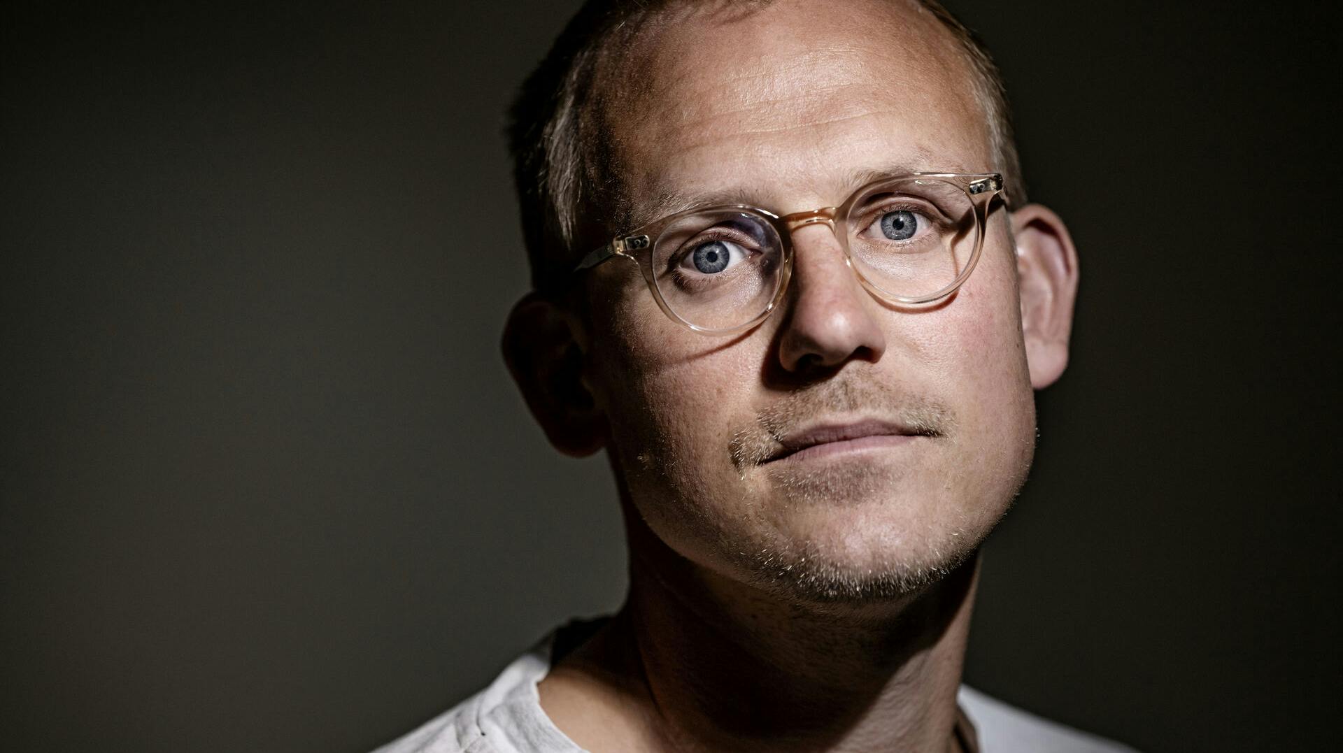 Daniel Rye Ottosen, freelance fotograf, der i 13 måneder i 2013 og 2014 blev holdt som gidsel af Islamisk Stat. Han blev frigivet i juni 2014 efter at der var betalt en løsesum på 15 millioner kroner. Daniel er aktuel med bogen "Nærmest fri".