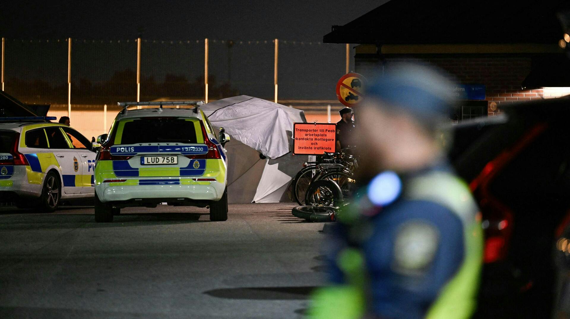 Scener som denne, hvor en ung mand er død, kommer der flere af. Også med uskyldige dræbte i bandekrigen.