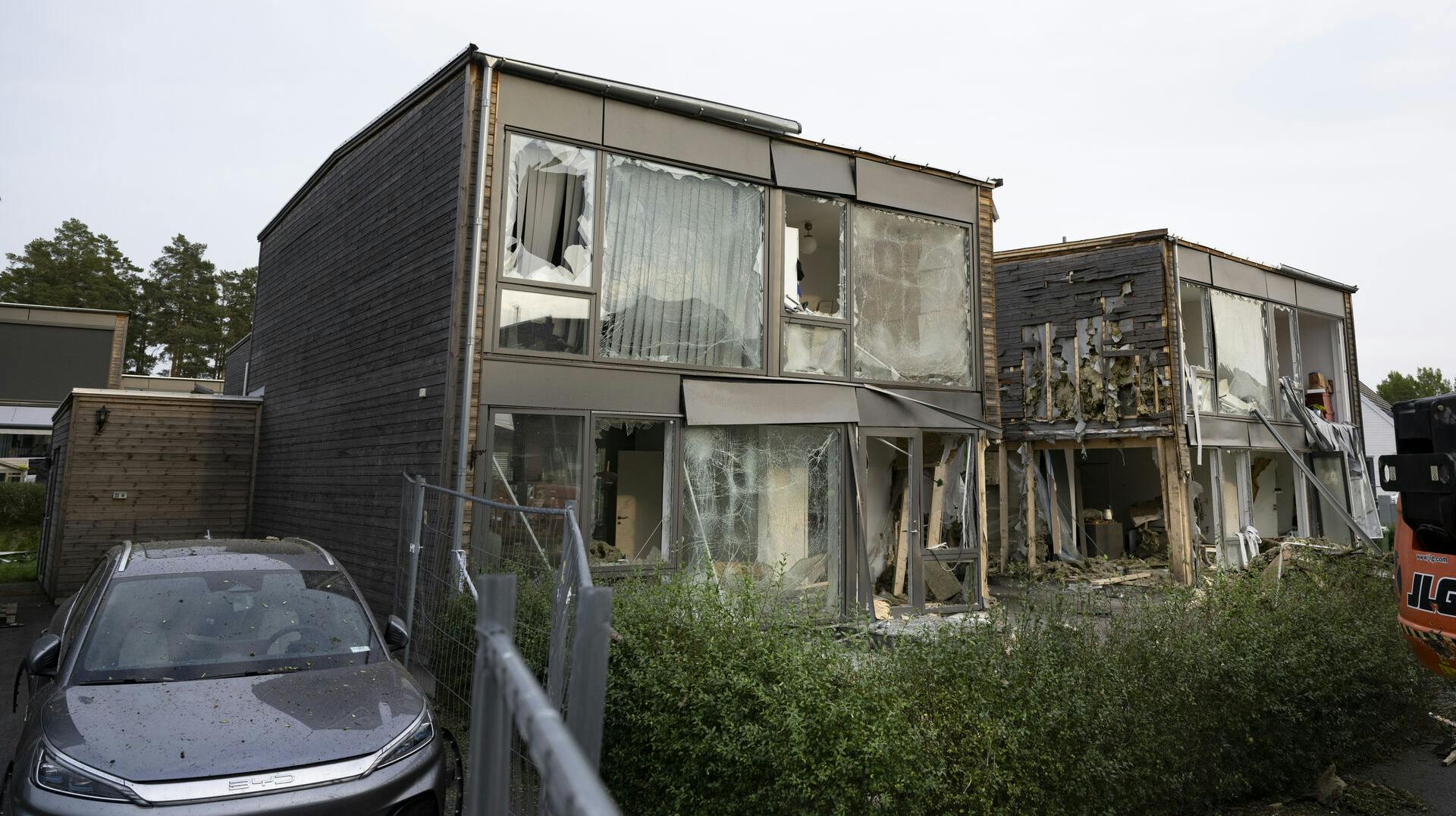 UPPSALA 202300928 De förstörda radhusen i Fullerö utanför Uppsala som drabbades av en detonation tidigt på morgnen den 28 september. En kvinna i 25-års åldern avled. Foto: Pontus Lundahl / TT / kod 10050. (Foto: 10050 Pontus Lundahl/TT/Ritzau Scanpix)