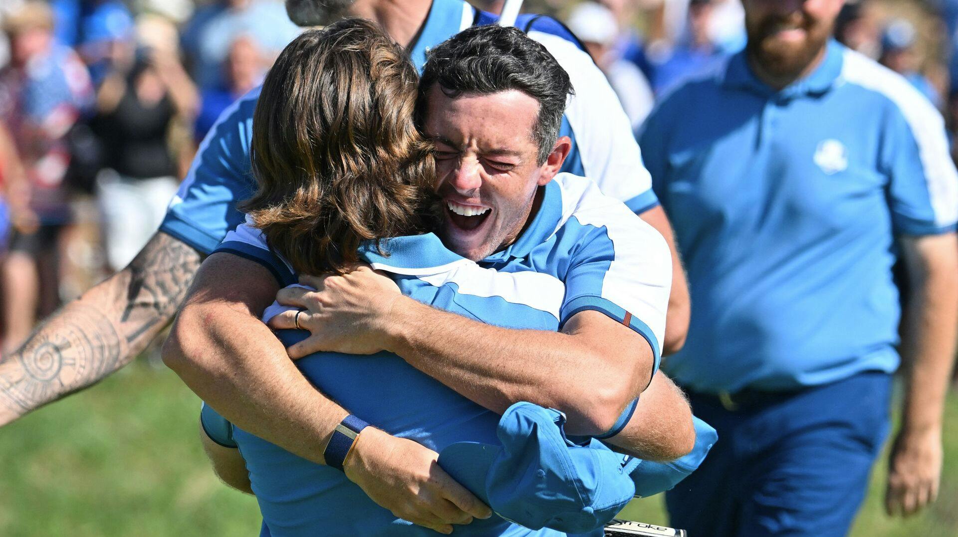 Team europes Rory McIlroy omfavner Tommy Fleetwood.