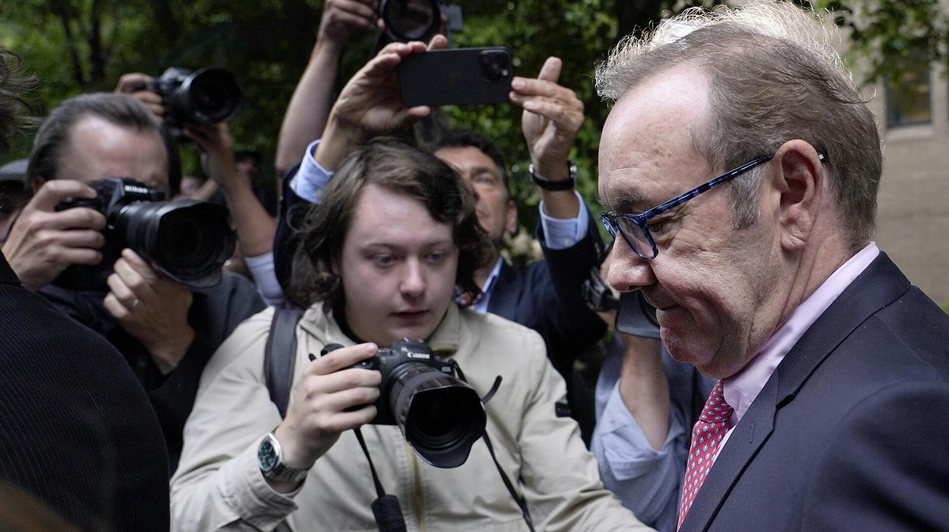 Rygterne og anklagerne om hans angivelige homoseksuelle jagt på unge mænd har i årevis forfulgt Kevin Spacey. Det har slidt hans image og delvist også manden ned.