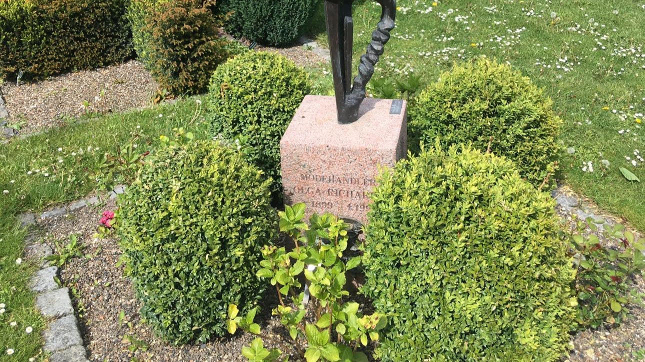 Familien Ring Hansen har i mange år haft et familiegravsted ved Reerslev Kirke i Høje-Taastrup Kommune. I 1994 satte den en unik skulptur op på pladsen, men den er for nylig blevet stjålet.