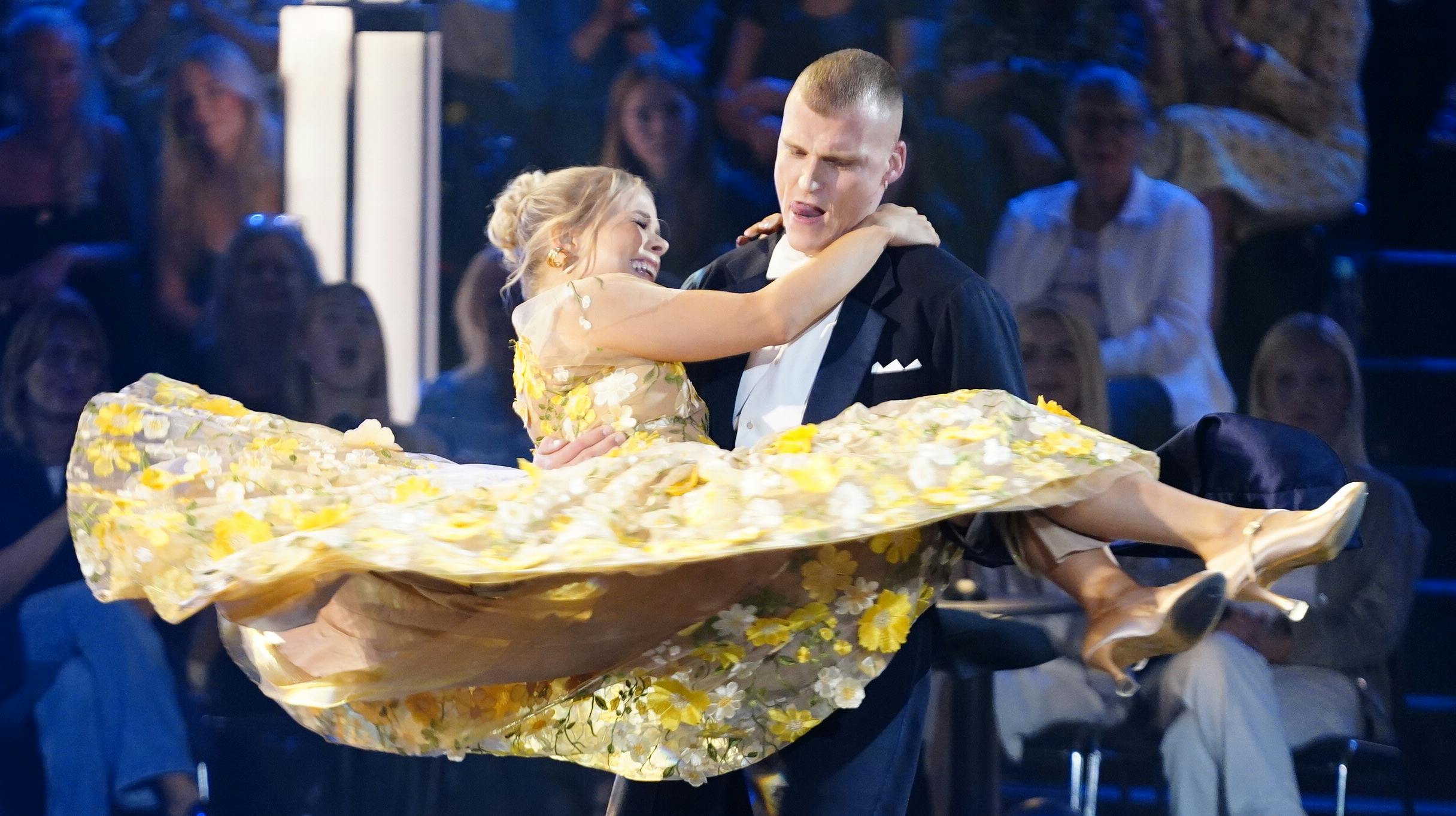 Der var plads til smil og glade dage, da Asta Björk og Sebastian Bull "fik lov" til at danse to gange.