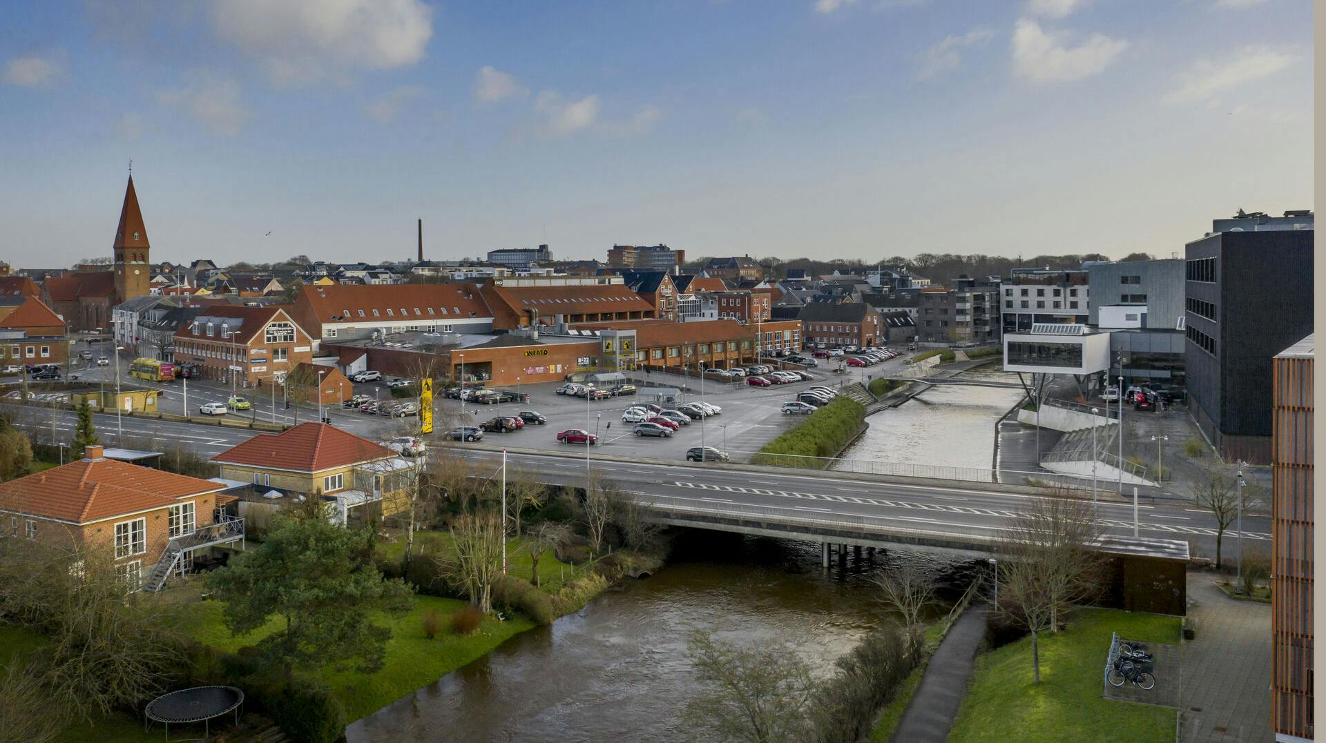 Luftfoto af Holstebro set fra drone. Her ses Holstebro Kirke, Musikteatret og Storå. Foto: Morten Stricker