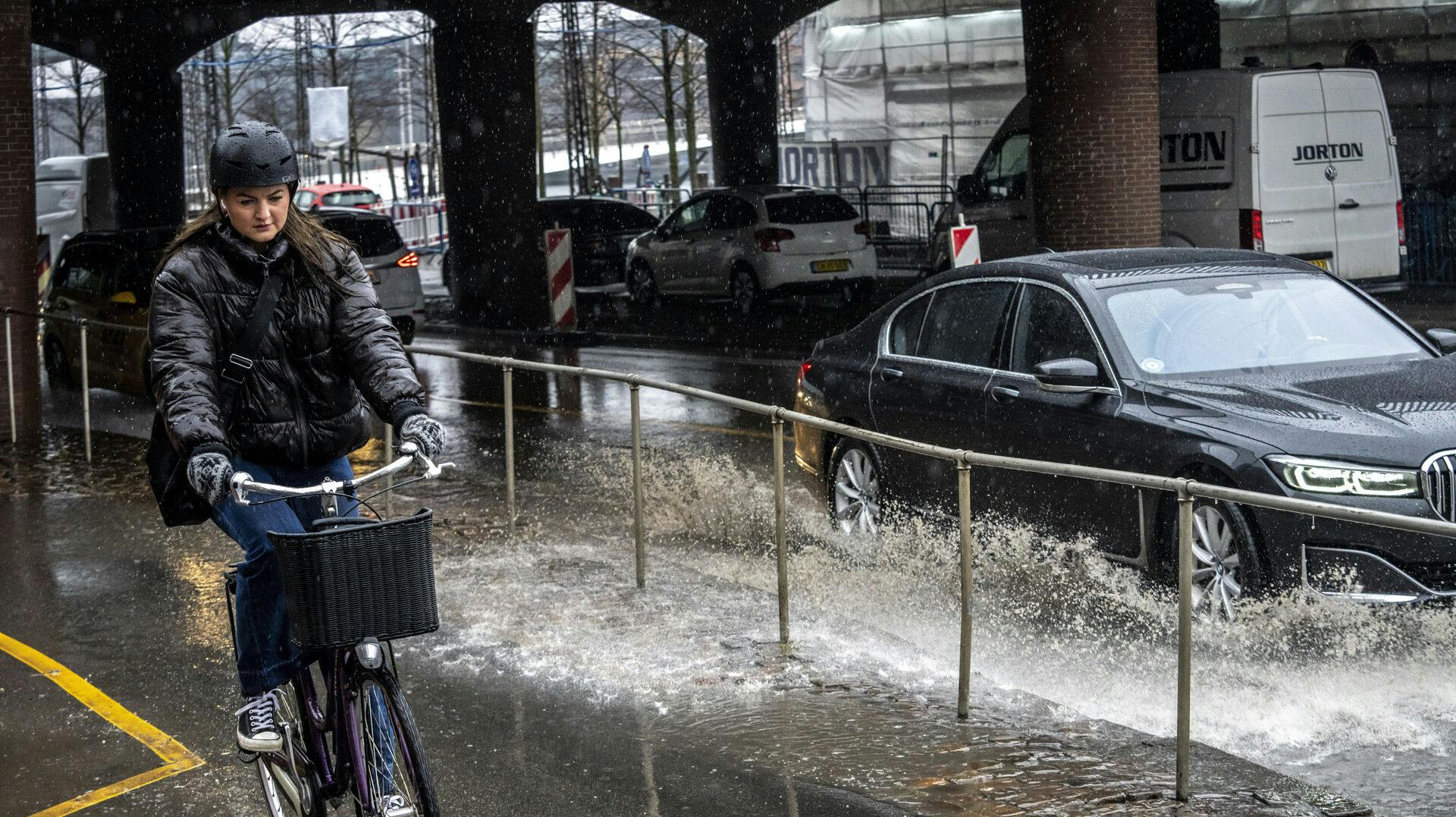 Regn ved Langebro i København, torsdag den 30. marts 2023. (Foto: Mads Claus Rasmussen/Ritzau Scanpix)