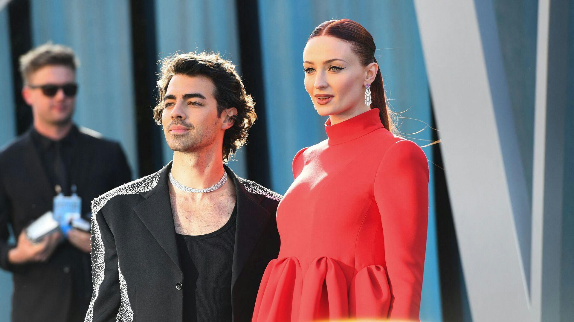 Skilsmissen mellem Joe Jonas (tv.) og Sophie Turner (th.) er ikke gået stille for sig. 