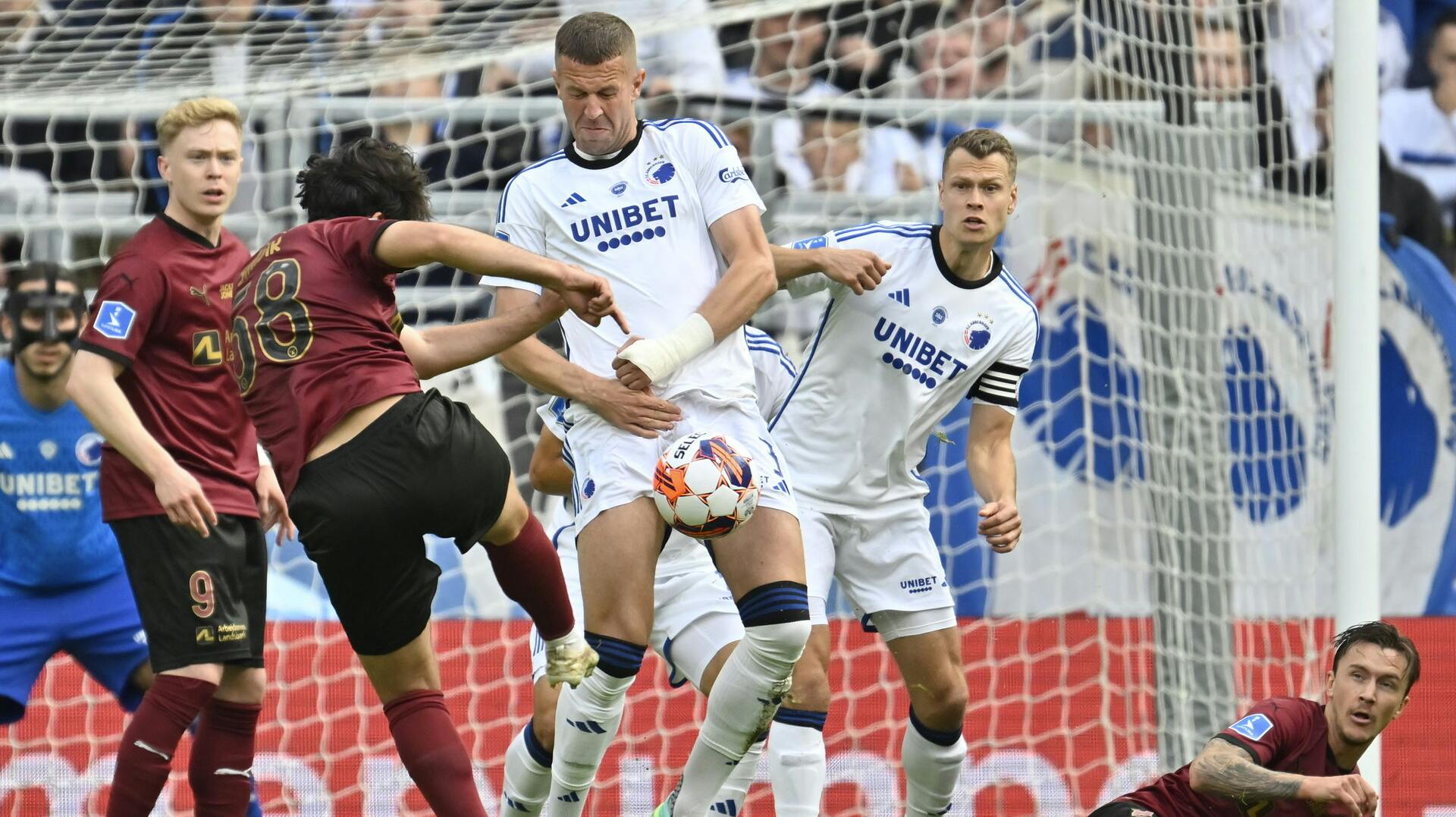  Kampen mellem FCK og FCM har lørdag eftermiddag udviklet sig dramatisk, fordi der er opstået en såkaldt “medicinsk situation” på tribunen.