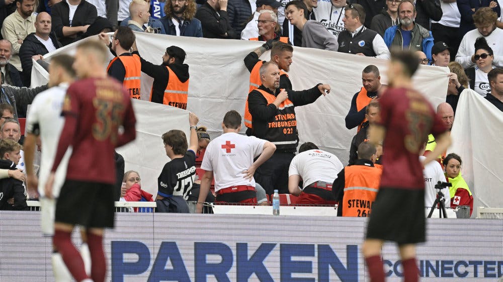 Kampen i Parken blev afbrudt, mens en tilskuer modtog behandling på tribunen. FC København og FC Midtjylland endte med at genoptage kampen og spille kampen til ende.