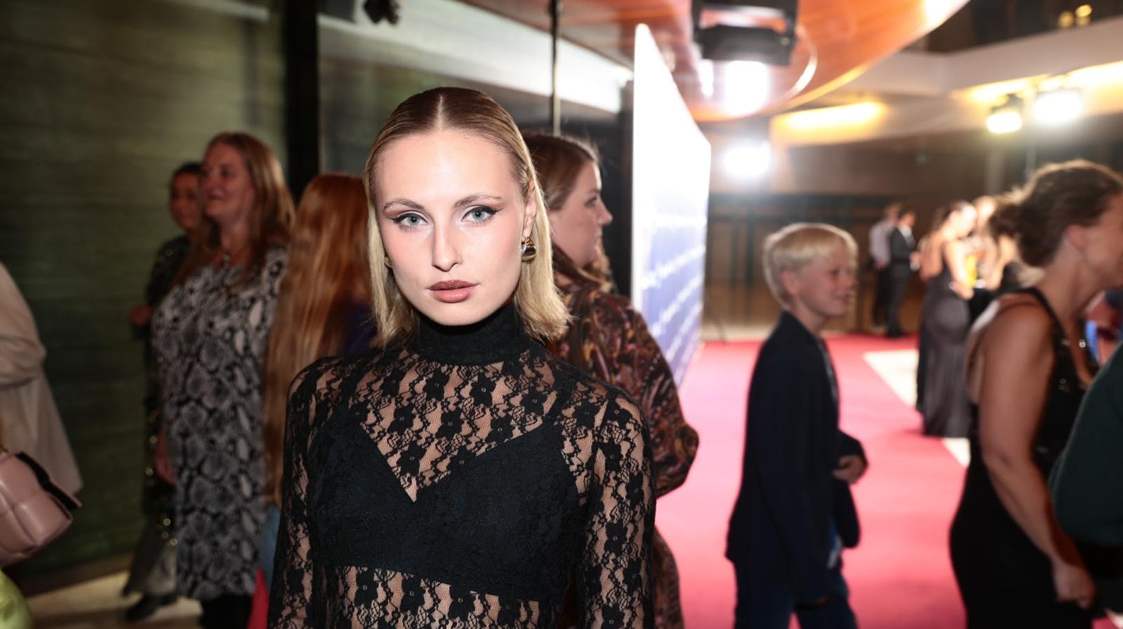 Sangerinden Saint Clara havde taget sin kæreste med til Novas fødselsdagsfest.