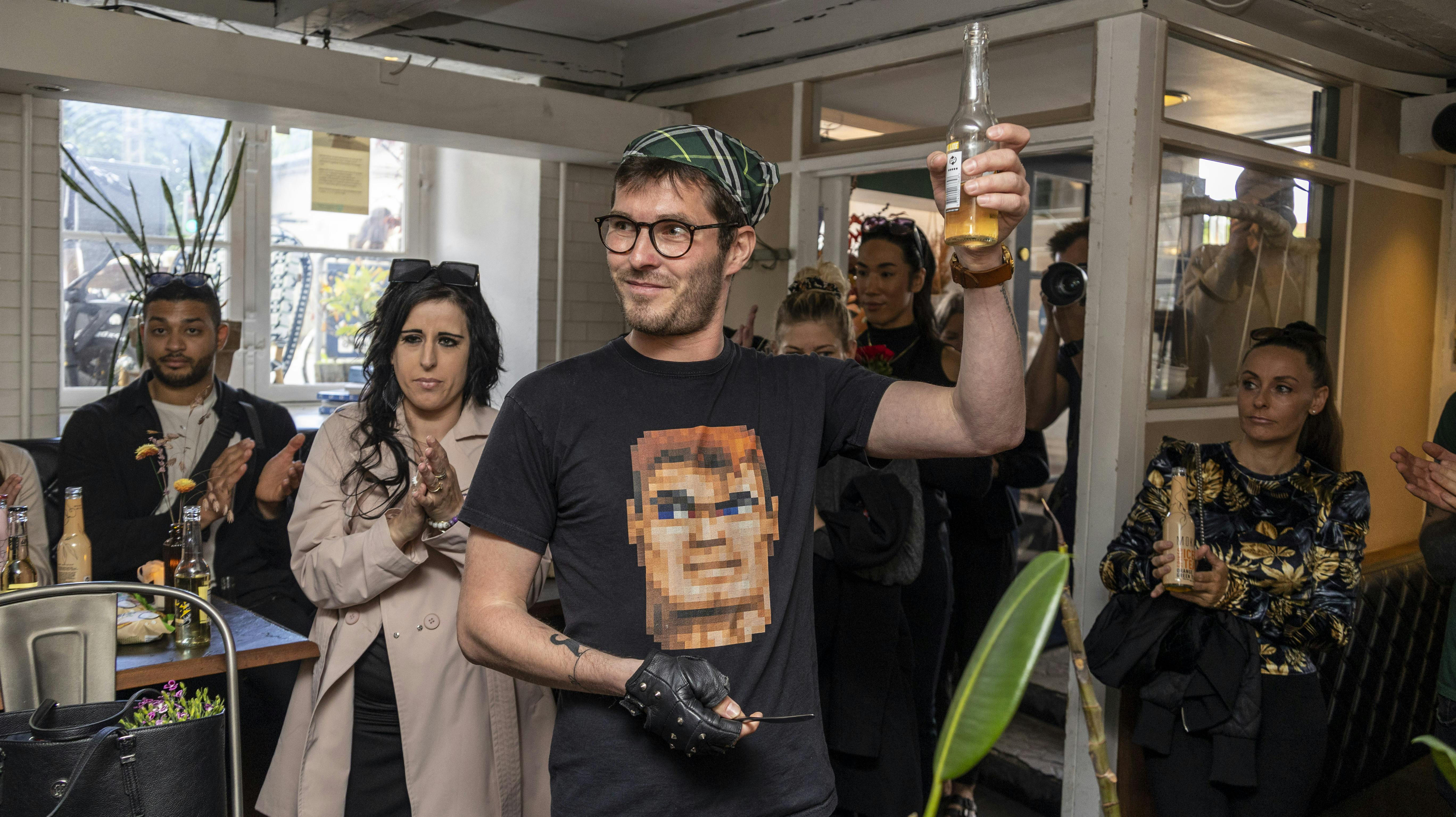 Mitchel Nebelong var en af Sidney Lees bedste venner. Han var med til at arrangere en mindehøjtidelighed, efter realitystjernen tragiske dødsfald.