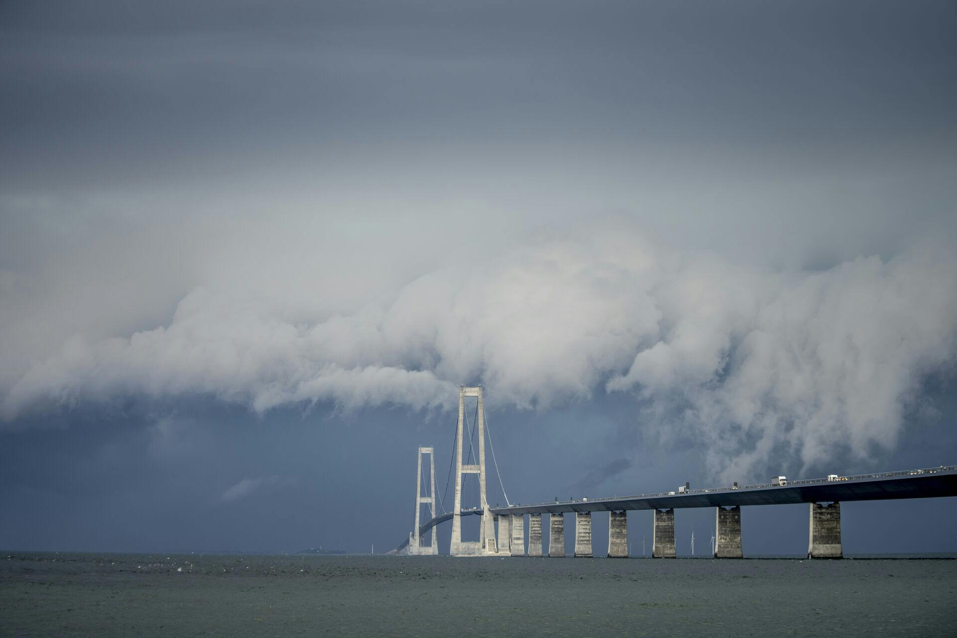 Storebæltsbroen er lukket for trafik søndag morgen.