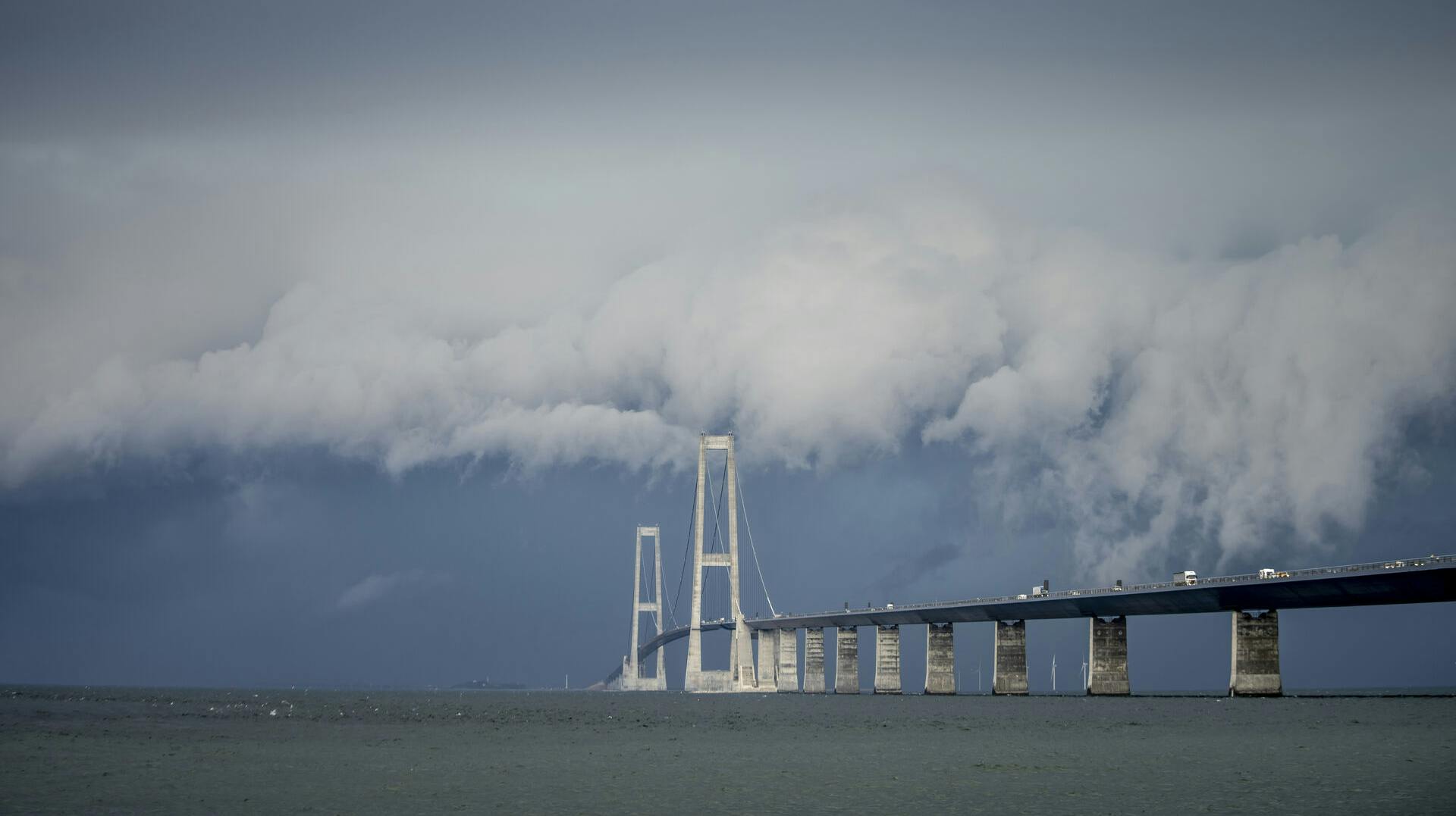 Storebæltsbroen er lukket for trafik søndag morgen.
