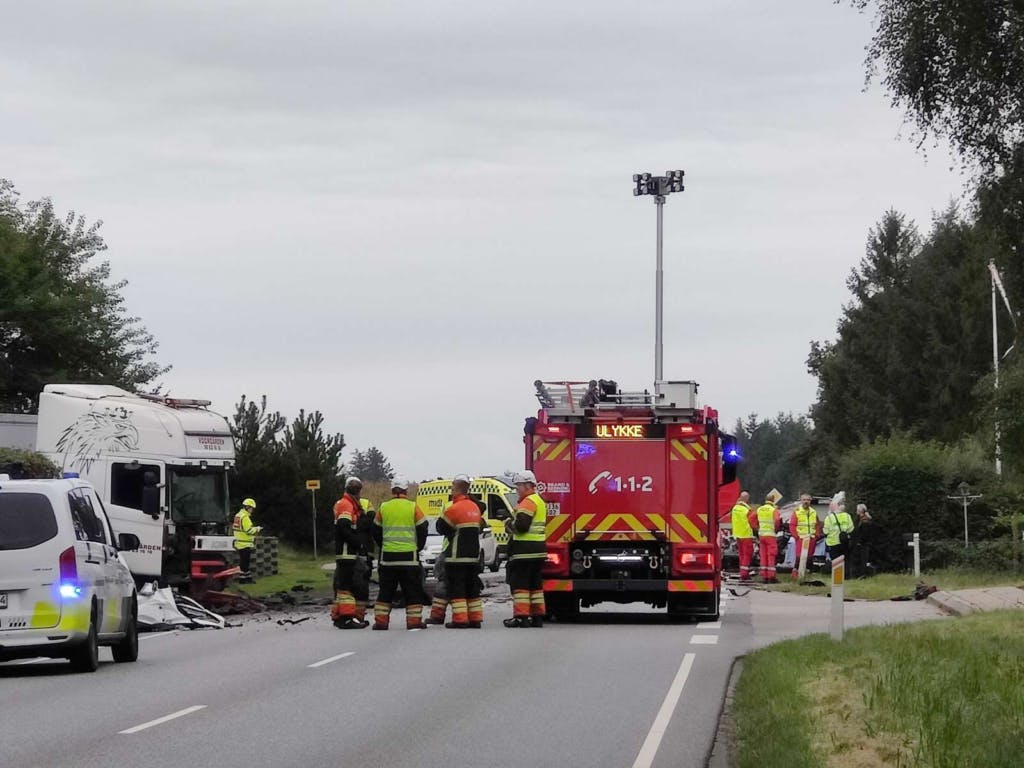 Et alvorligt færdselsuheld har søndag eftermiddag kostet en 34-årig mand livet på Herningvej nær Haderup i Midtjylland.