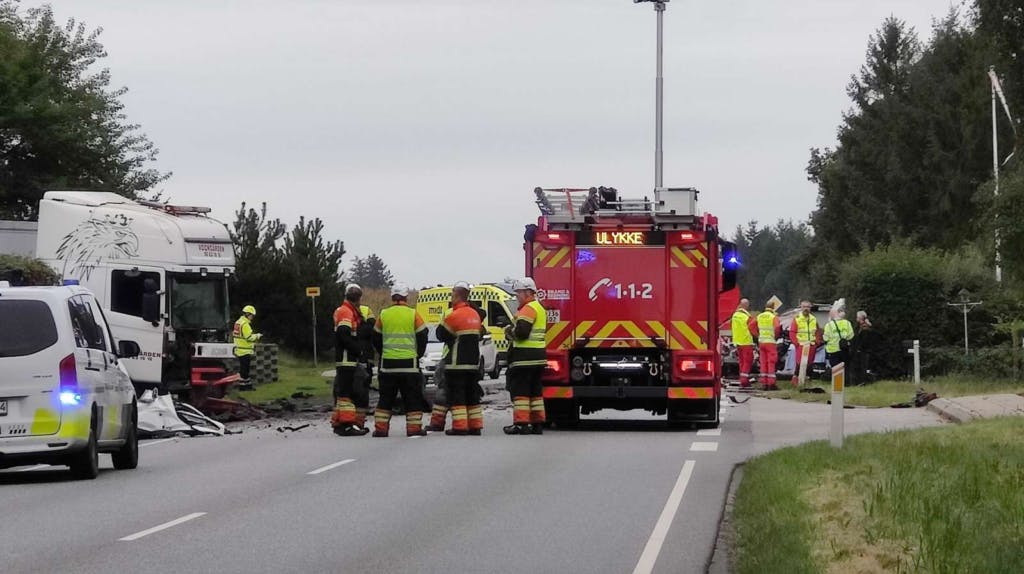 Et alvorligt færdselsuheld har søndag eftermiddag kostet en 34-årig mand livet på Herningvej nær Haderup i Midtjylland.