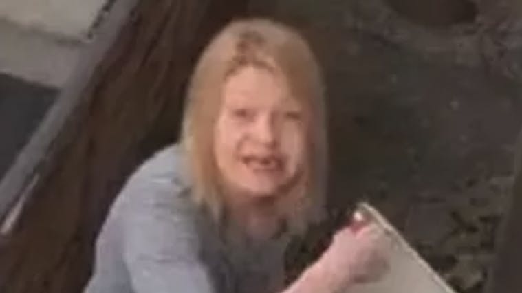 Dette billede viser det rystende øjeblik, hvor en rasende nabo fra England tog en lighter og forsøgte at sætte ild til elektriske installationer. 