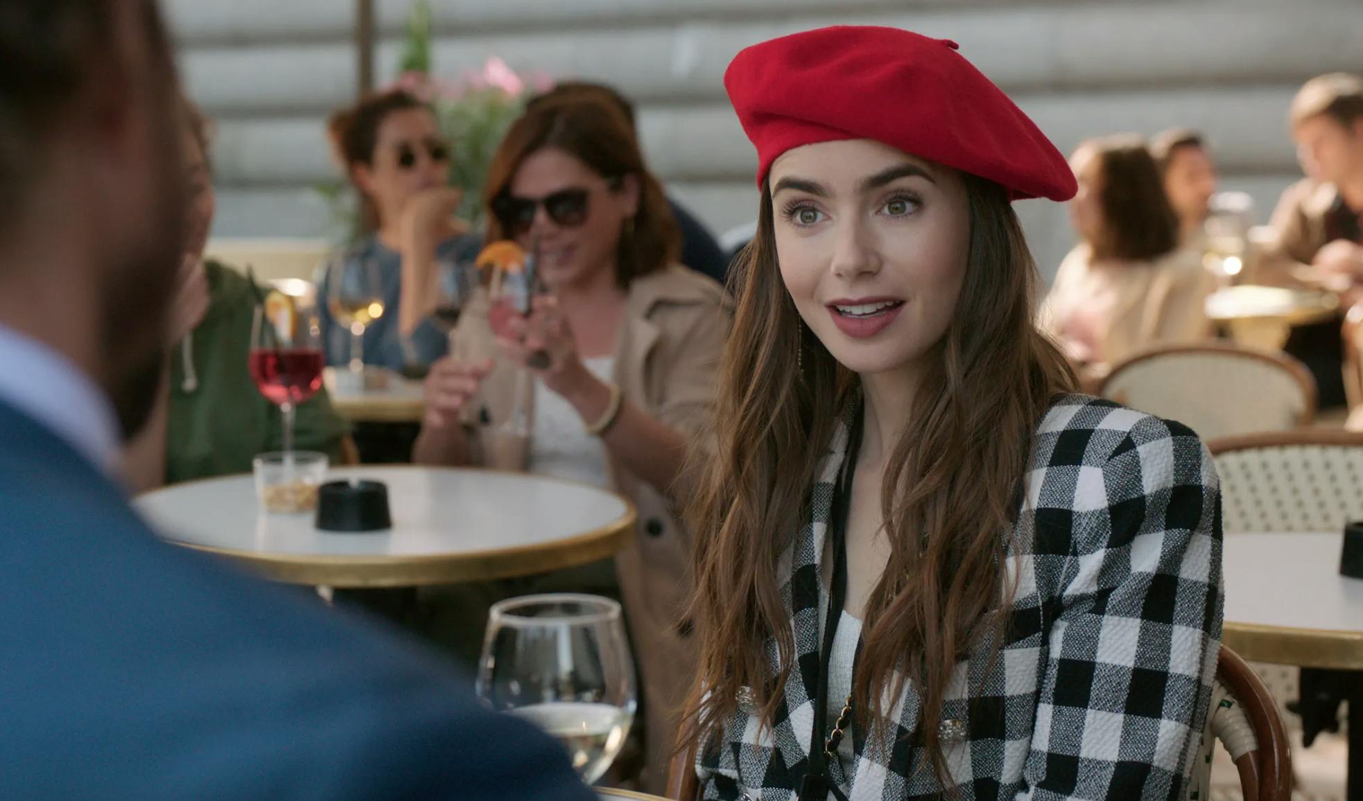 Lily Collins spiller hovedrollen i den populære serie "Emily In Paris".