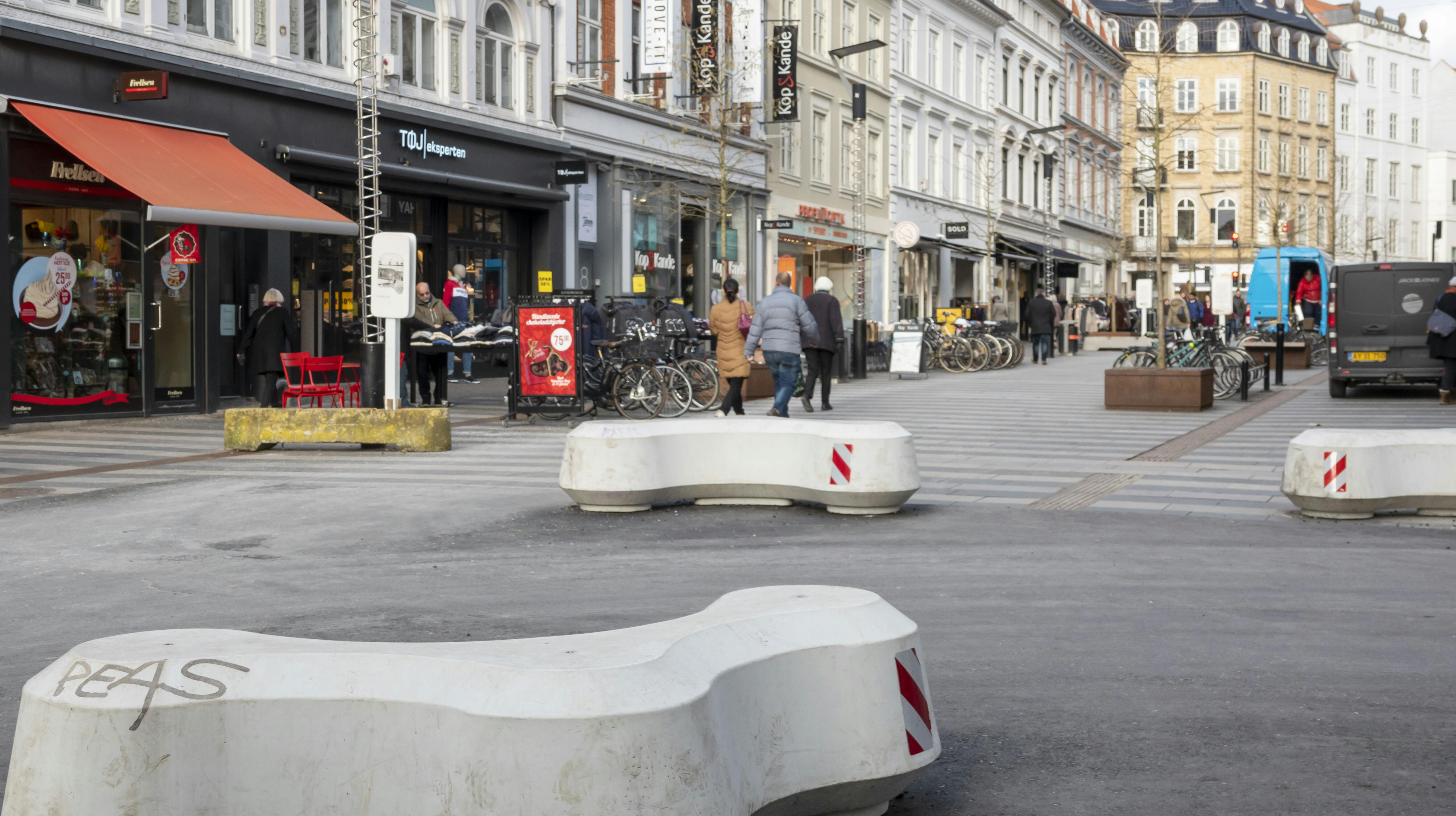 Her ses en række betonklodser i Aarhus, som skal forhindre biler i at pløje gennem gågaden.