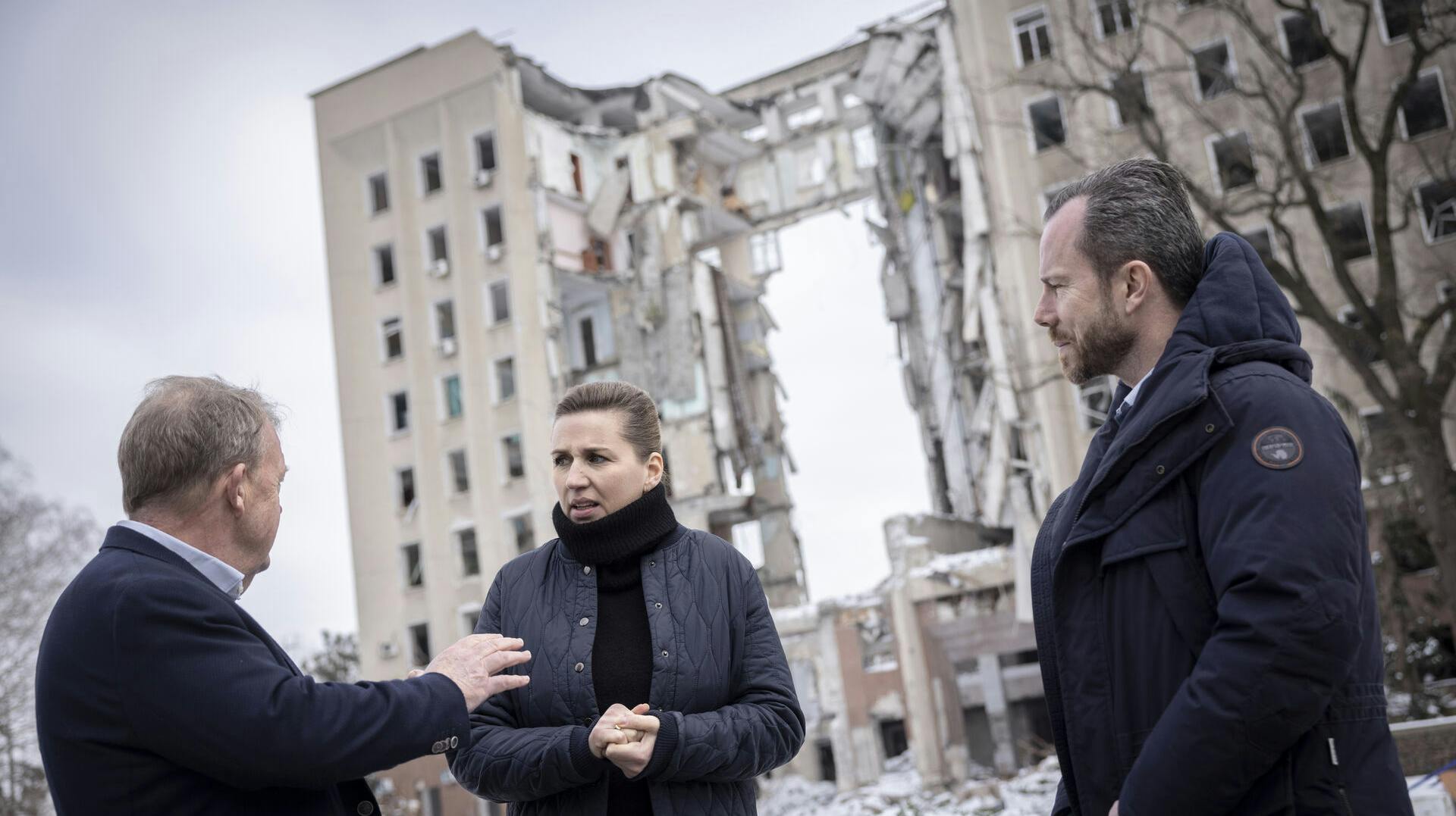 Regeringens tre musketerer, Lars Løkke (M), Mette Frederiksen (S) og Jakob Ellemann-Jensen (V) i byen Mykolajiv.