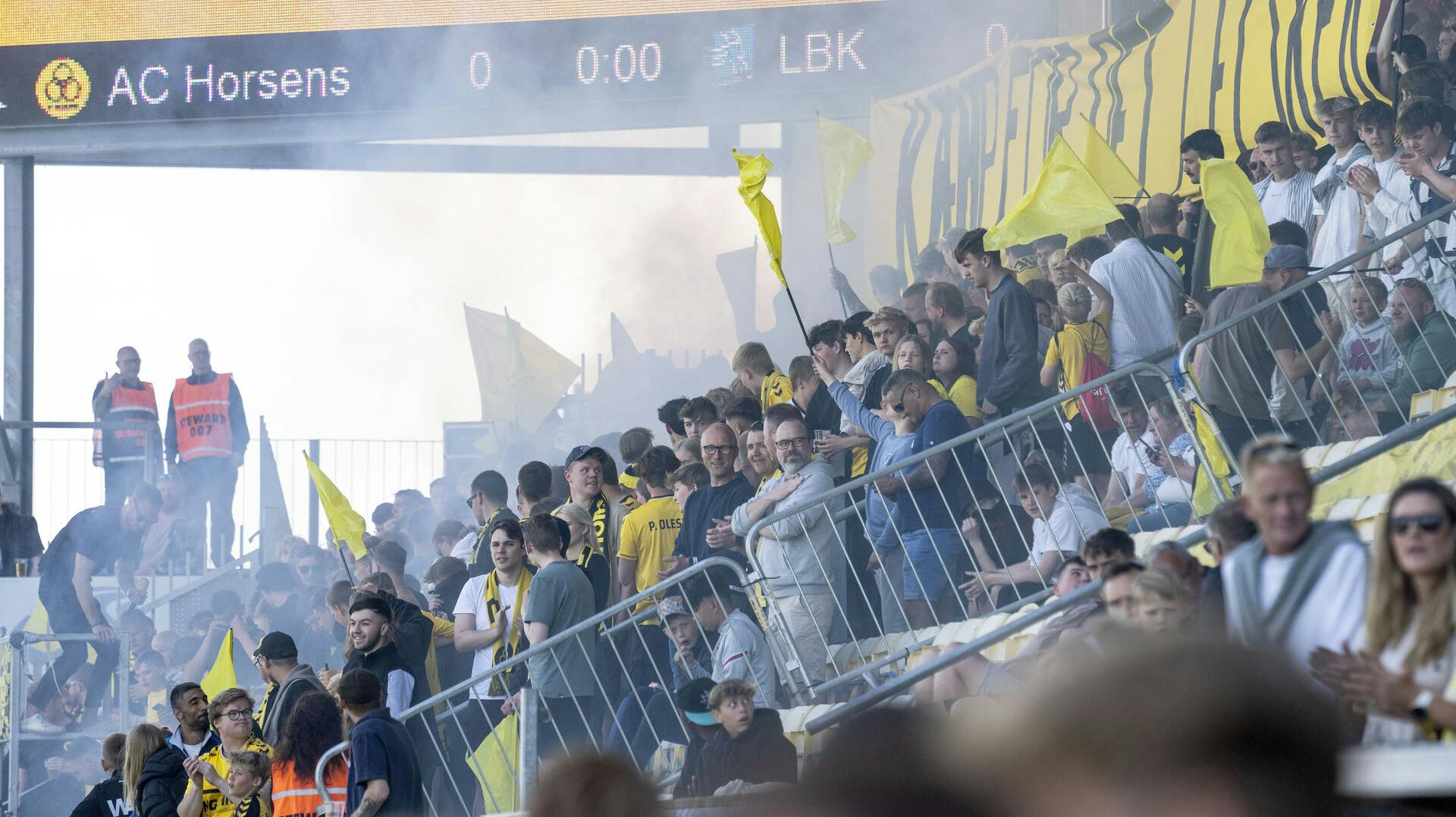 Horsens forlod på dramatisk vis superligaen i foråret, da de på sæsonens sidste spilledag tabte til Lyngby, som reddede sig en sæson mere i landets bedste række. 