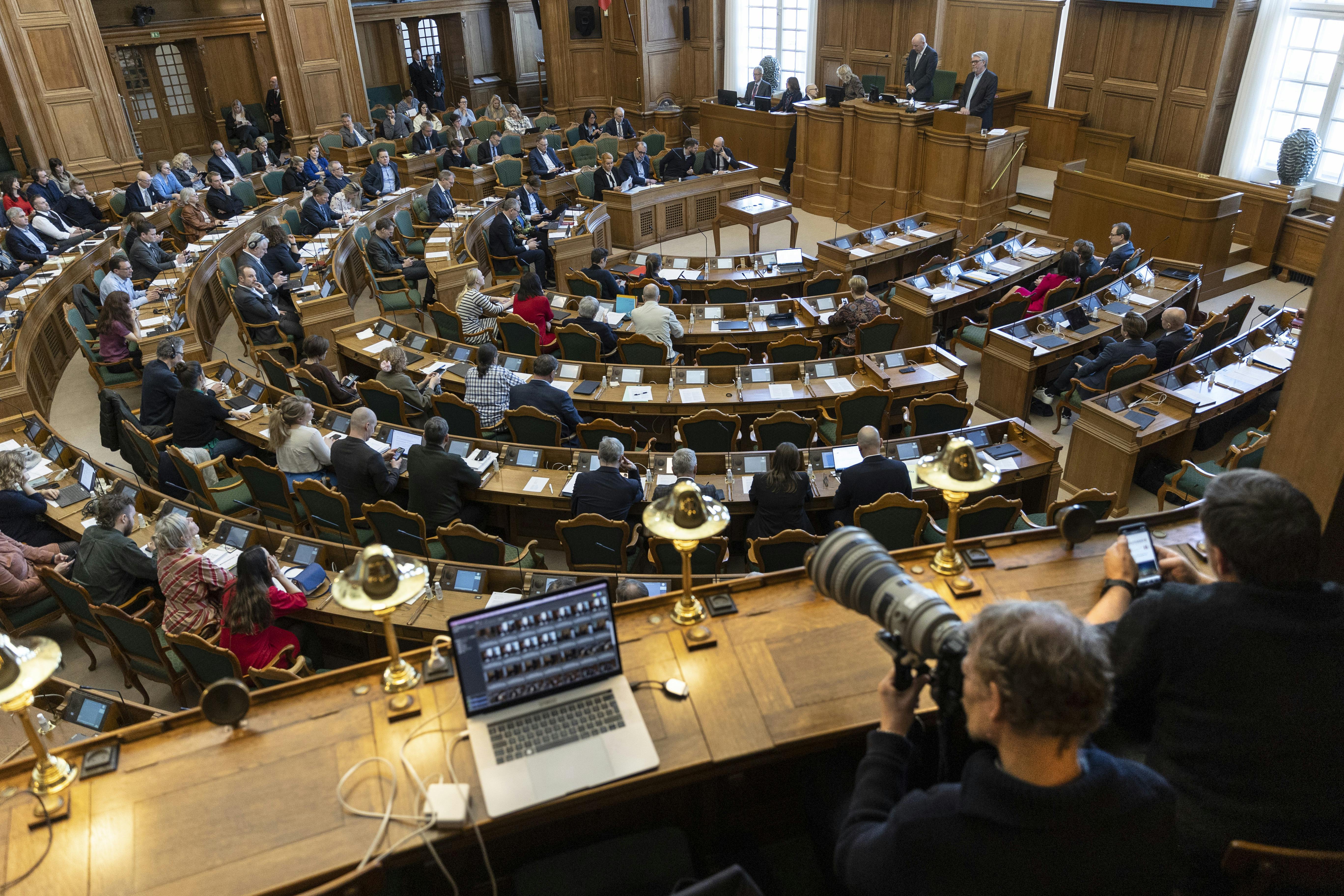 Det går ned ad bakke med danskernes tillid til de folkevalgte politikere. 