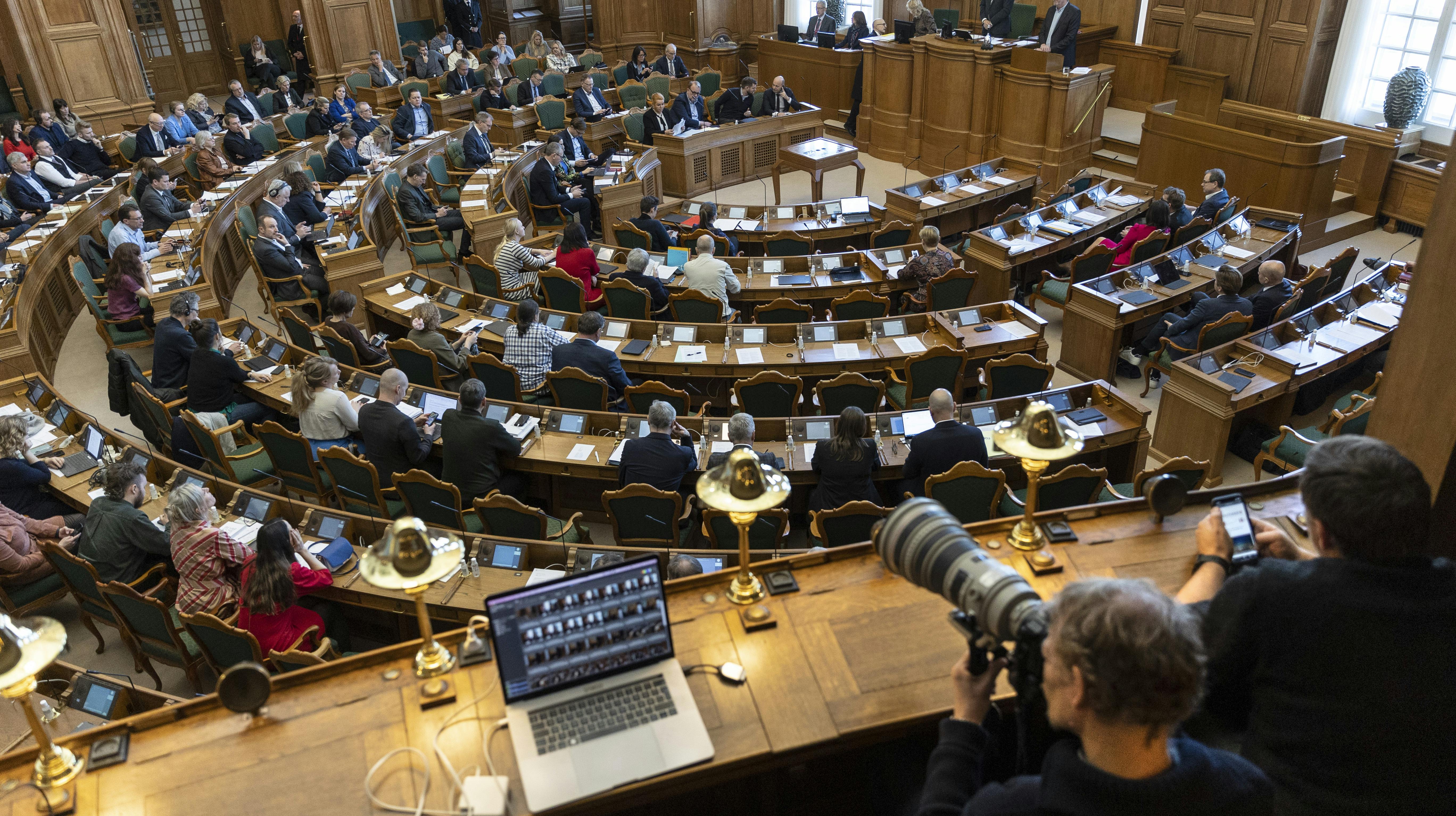 Det går ned ad bakke med danskernes tillid til de folkevalgte politikere.