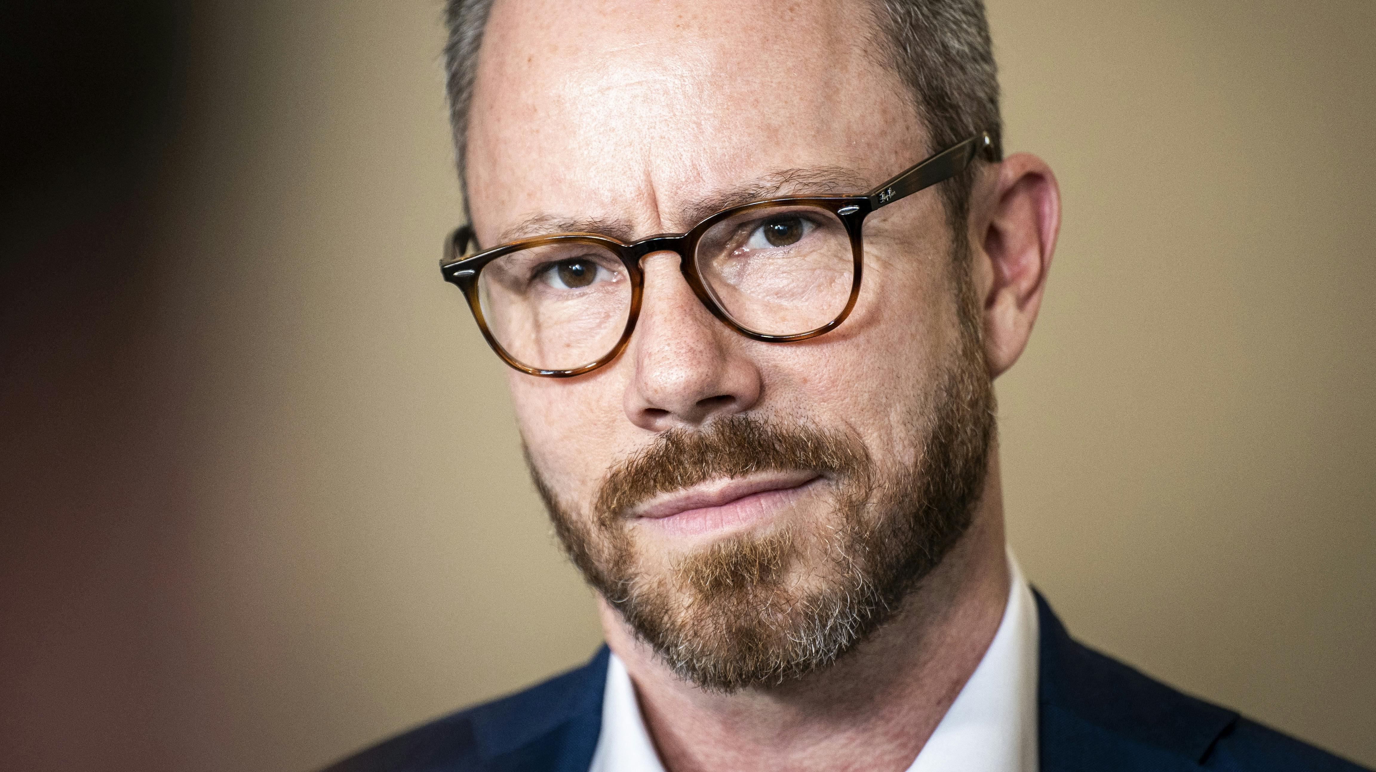 Ifølge Jakob Ellemann-Jensen skal en del af afgiften placeres på produktionen, fordi det er nødvendigt, hvis produktionen skal omlægges i en mere grøn retning.