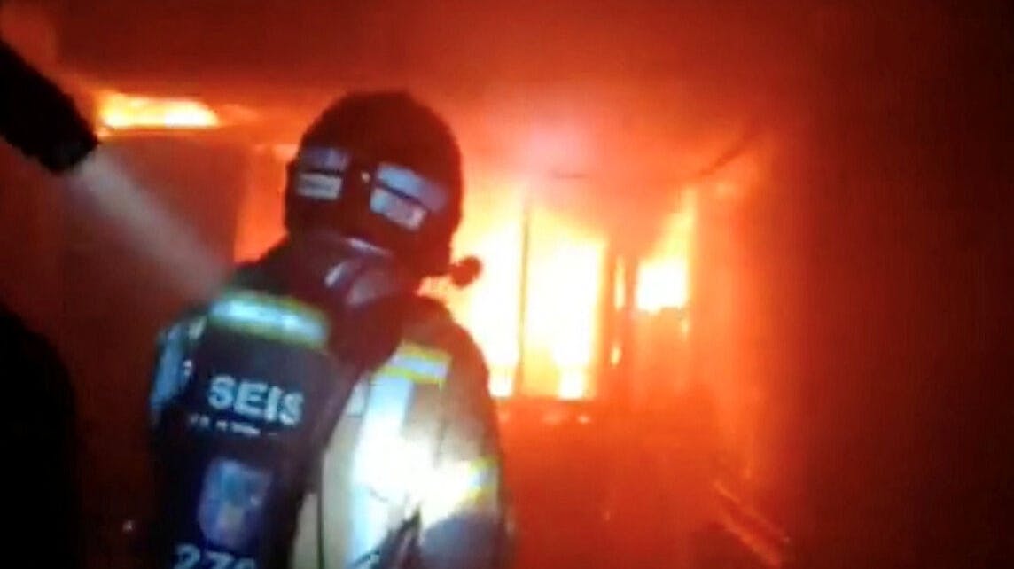 Brandfolk kæmpede en desperat kamp for at slukke branden på den spanske natklub natten til søndag.
