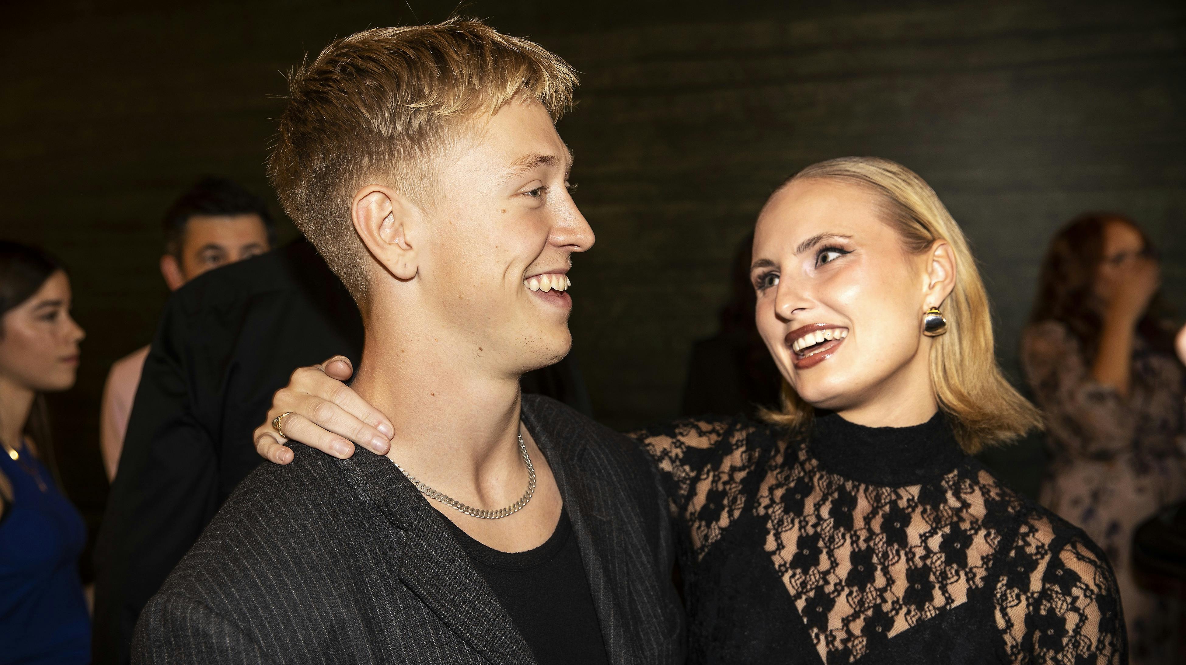 Kærligheden strålede ud af det forelskede par.