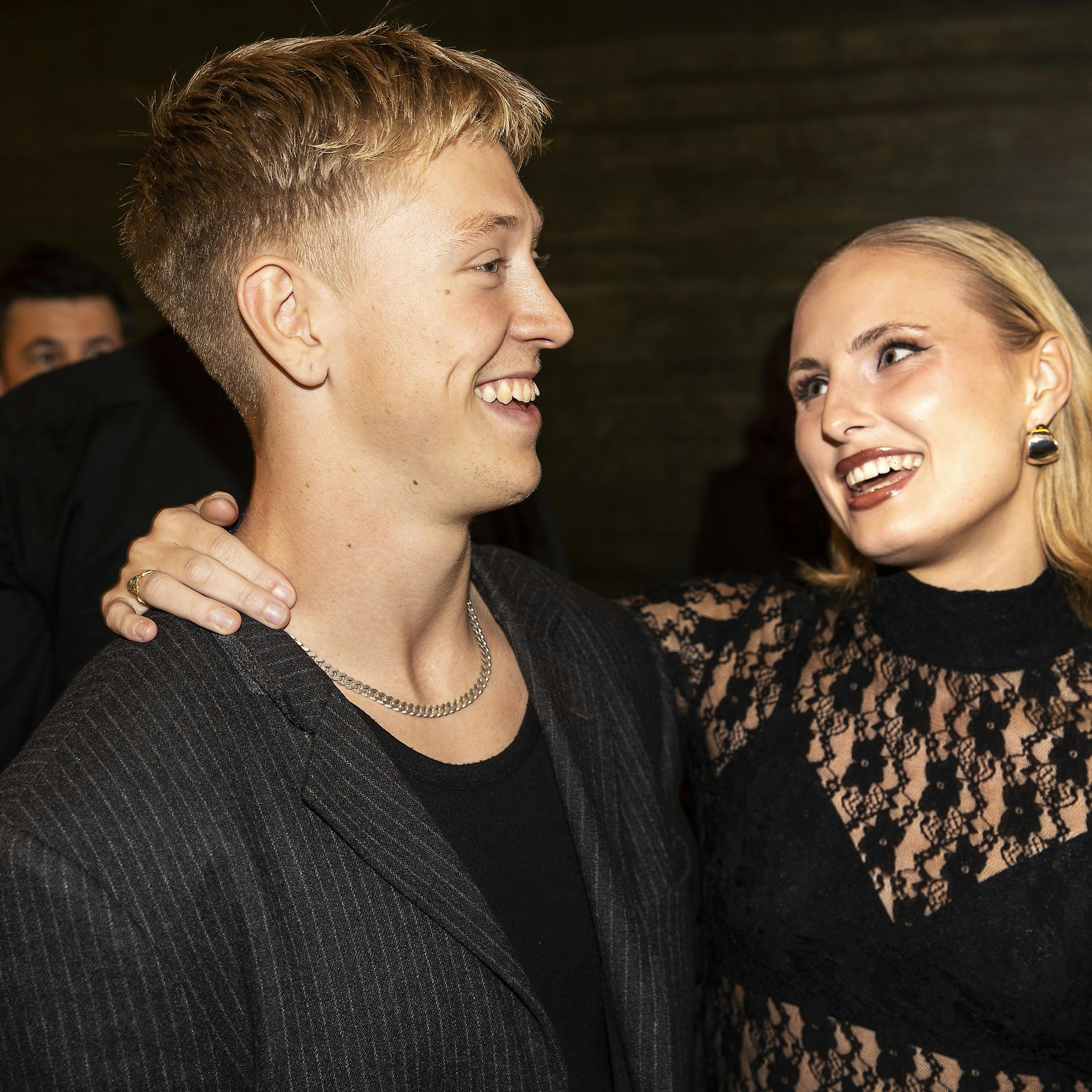 Kærligheden strålede ud af det forelskede par.