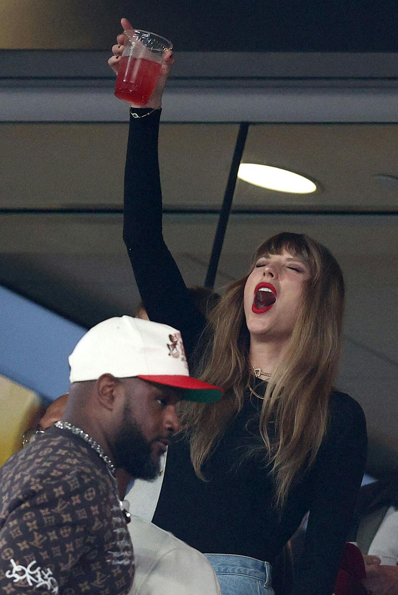 EAST RUTHERFORD, NEW JERSEY - OCTOBER 01: Singer Taylor Swift cheers prior to the game between the Kansas City Chiefs and the New York Jets at MetLife Stadium on October 01, 2023 in East Rutherford, New Jersey. Elsa/Getty Images/AFP (Photo by ELSA / GETTY IMAGES NORTH AMERICA / Getty Images via AFP)