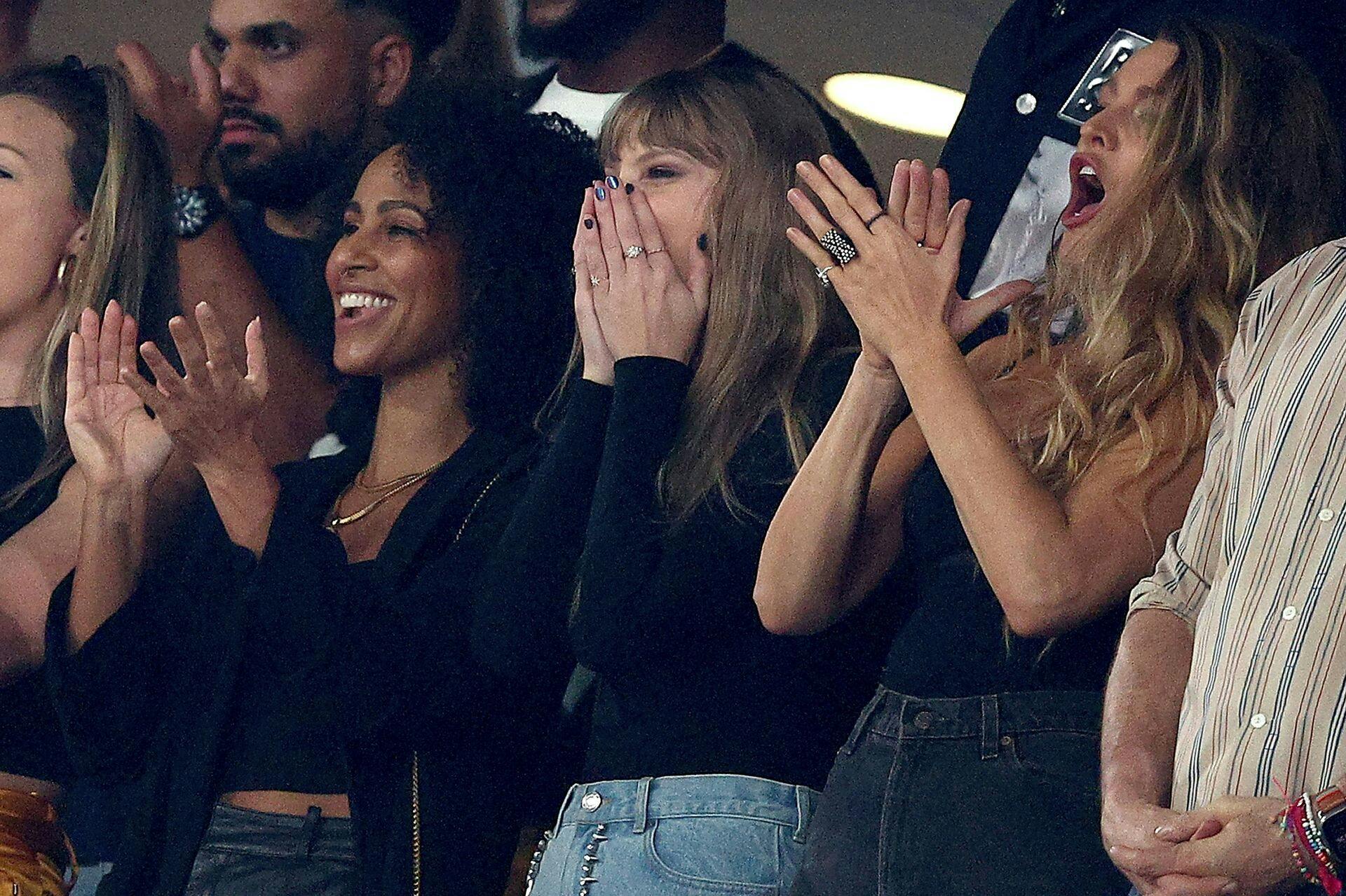 EAST RUTHERFORD, NEW JERSEY - OCTOBER 01: (L-R) Singer Taylor Swift and Actor Blake Lively cheer prior to the game between the Kansas City Chiefs and the New York Jets at MetLife Stadium on October 01, 2023 in East Rutherford, New Jersey. Elsa/Getty Images/AFP (Photo by ELSA / GETTY IMAGES NORTH AMERICA / Getty Images via AFP)