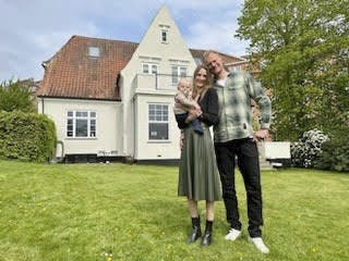 – Trine og Vagn er også rigtig glade. Det fedeste for Vagn er at komme hjem hver dag og se til vores æbletræ og se, om der er faldet nogle æbler ned, siger Christian om sin 15 måneder gamle søn, som han har med sin forlovede Trine Johst Vammen.