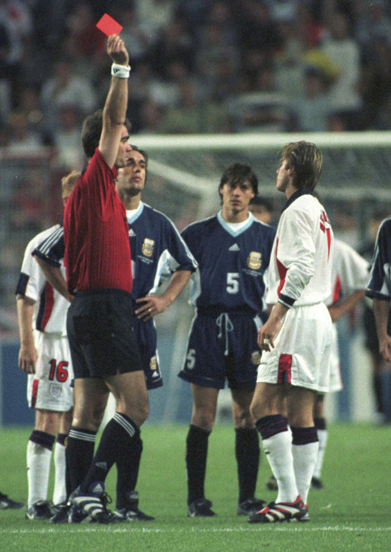 Kim Milton giver David Beckham rødt kort under VM i 1998.