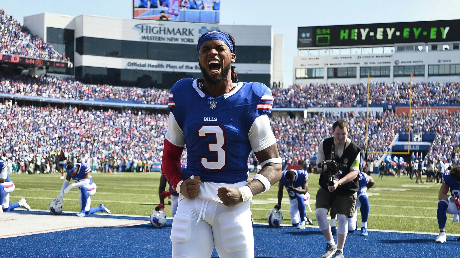 Glæden var ikke til at skjule for Damar Hamlin, da han for første gang siden han fik hjertestop i januar, var tilbage på banen i NFL.