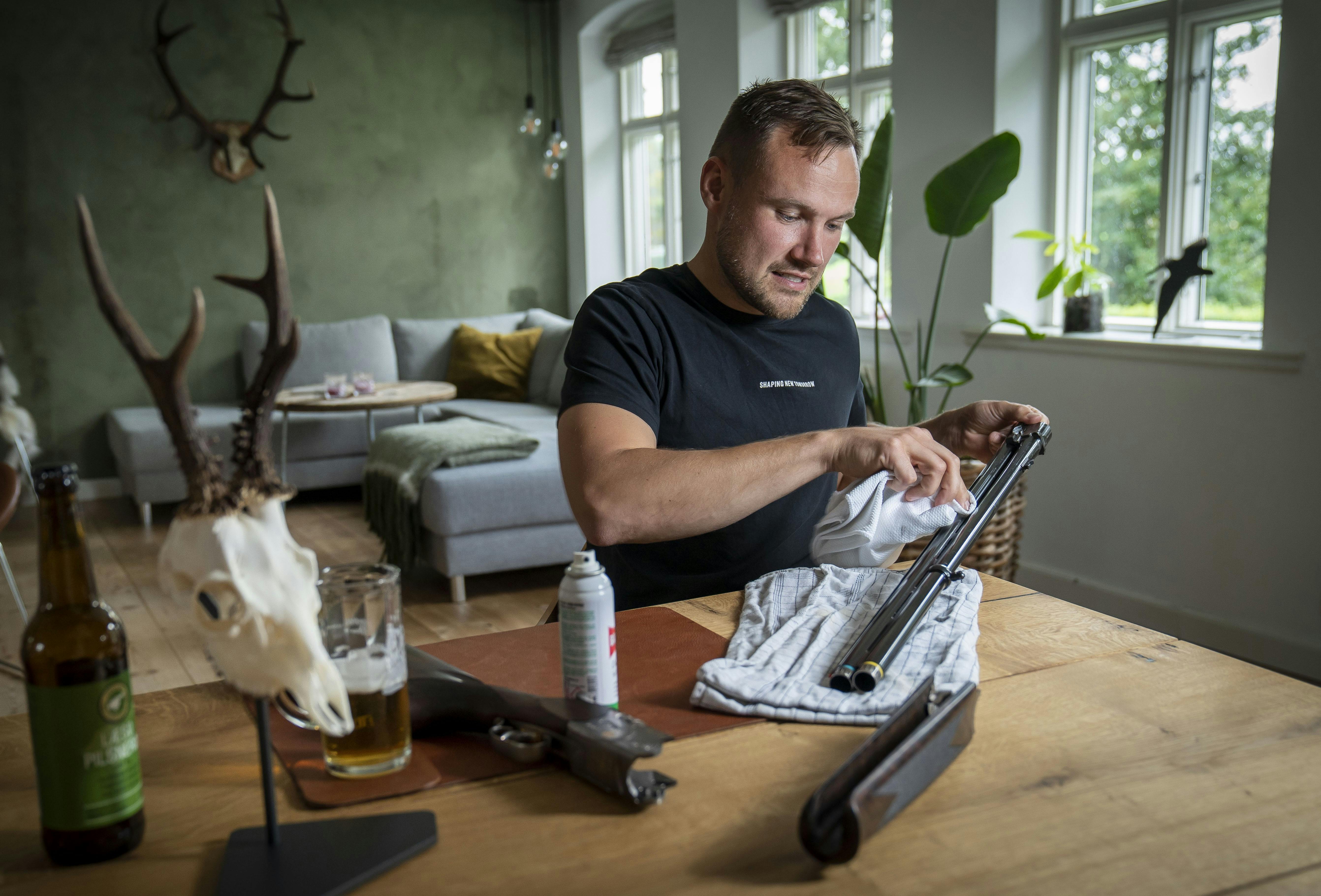 Det er ikke kun som jæger, at Gustav er på jagt. Han håber også på at finde sin drømmekvinde: – Jeg læste brevene og sorterede dem efter deres indhold, før jeg kiggede på billederne, for ellers kan man nemt gå efter det. På langt sigt vil jeg meget hellere have en, som passer til mig personligt.