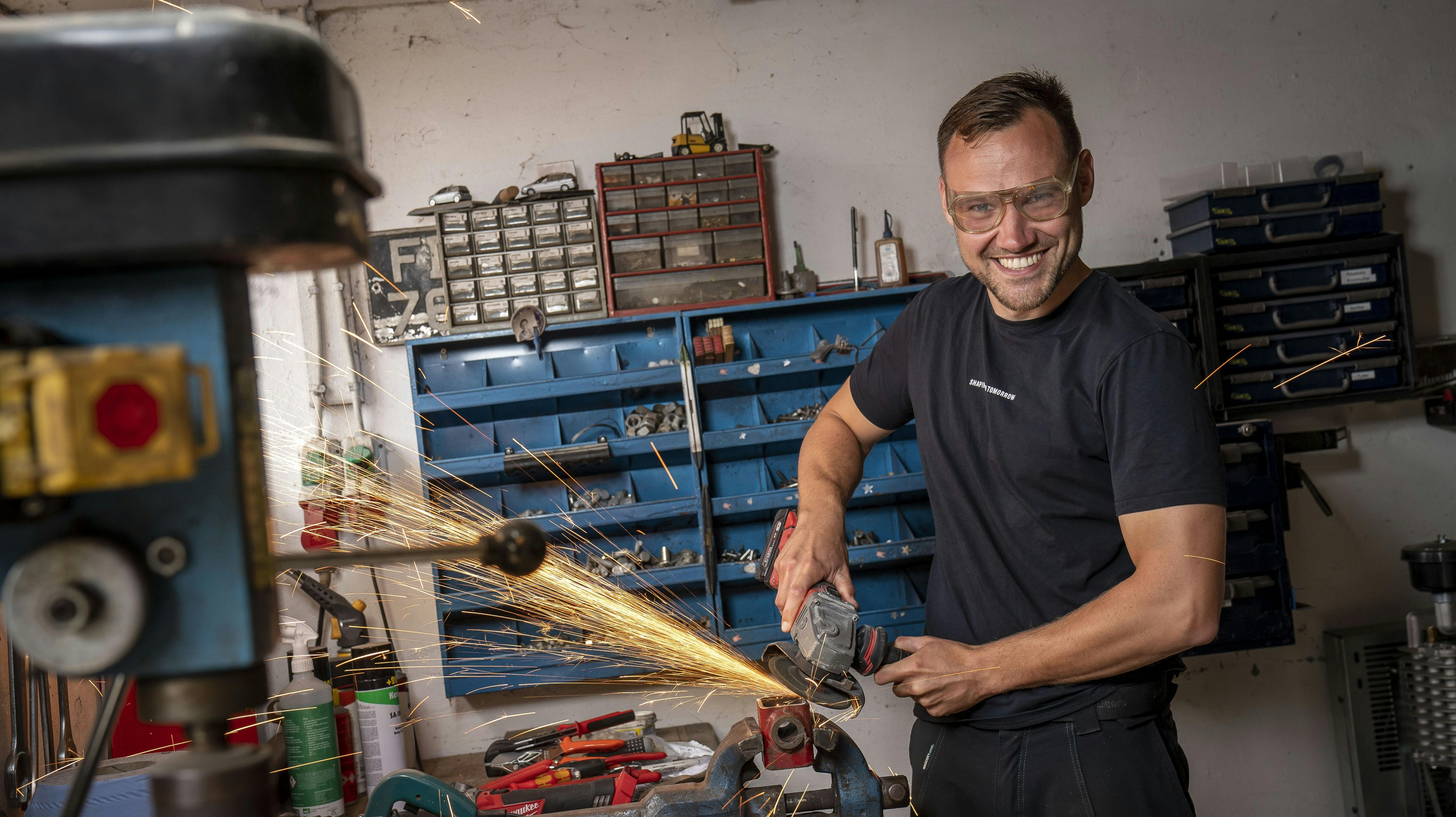 Gnisterne fyger omkring Gustav, når han finder vinkelsliberen frem.