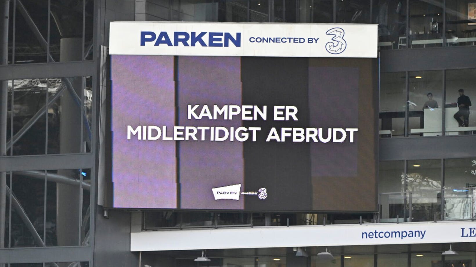 En fan fik hjertestop og måtte genoplives på stedet under kampen mellem FC København og FC Midtjylland i lørdags.&nbsp;