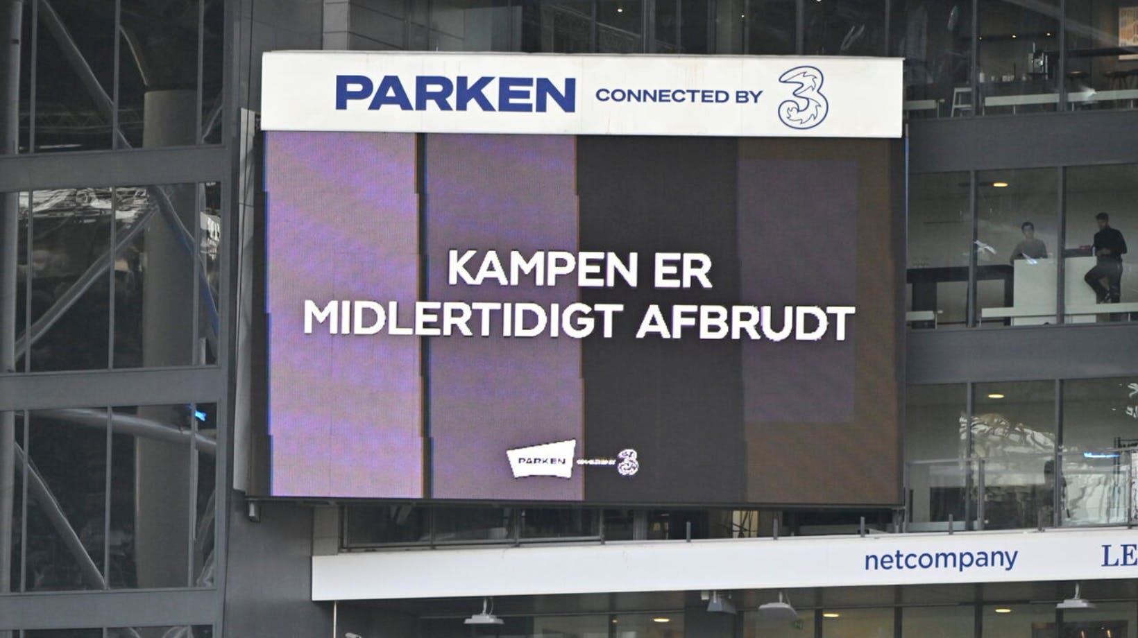 En fan fik hjertestop og måtte genoplives på stedet under kampen mellem FC København og FC Midtjylland i lørdags. 