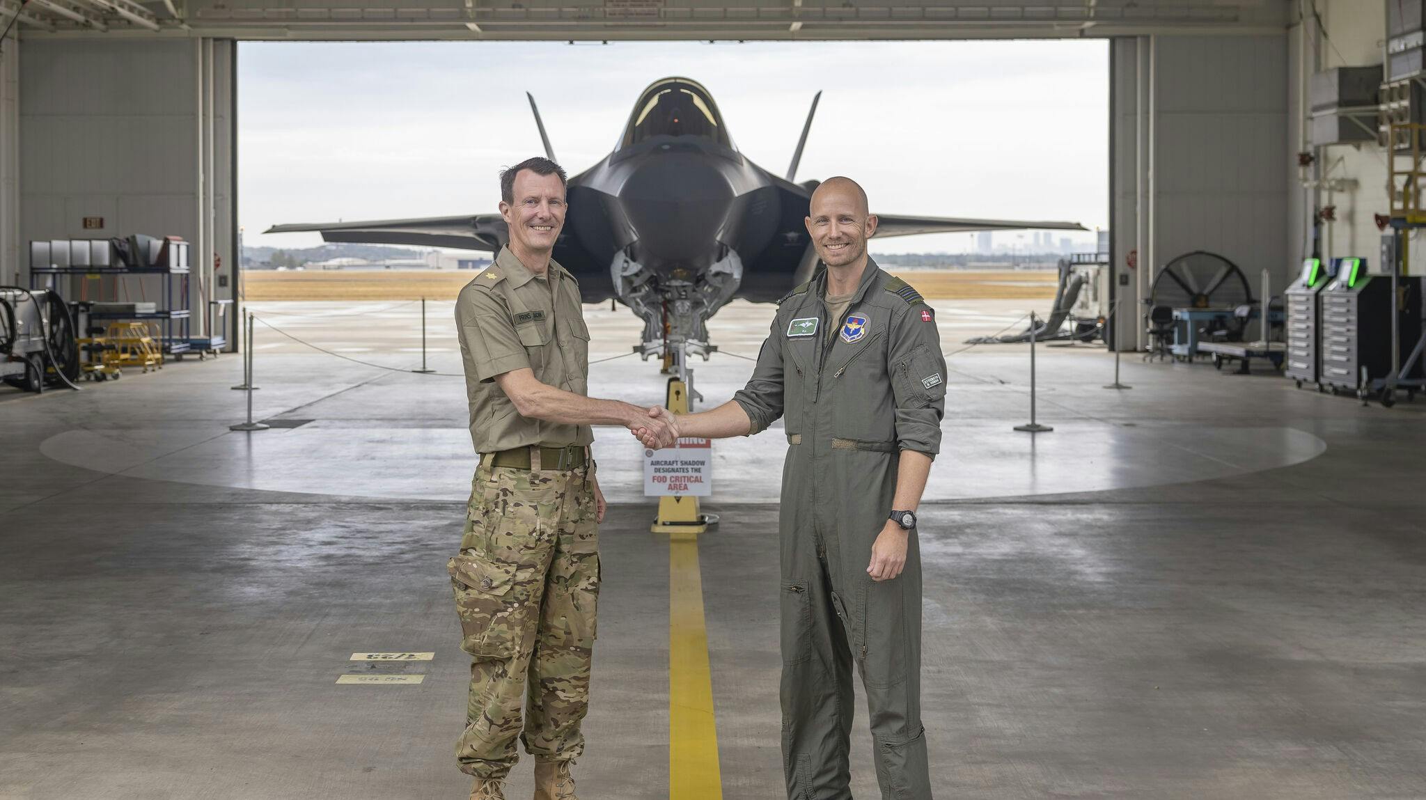 Her hilser prins Joachim, 54, på den pilot, der fløj et af flyene til Danmark.