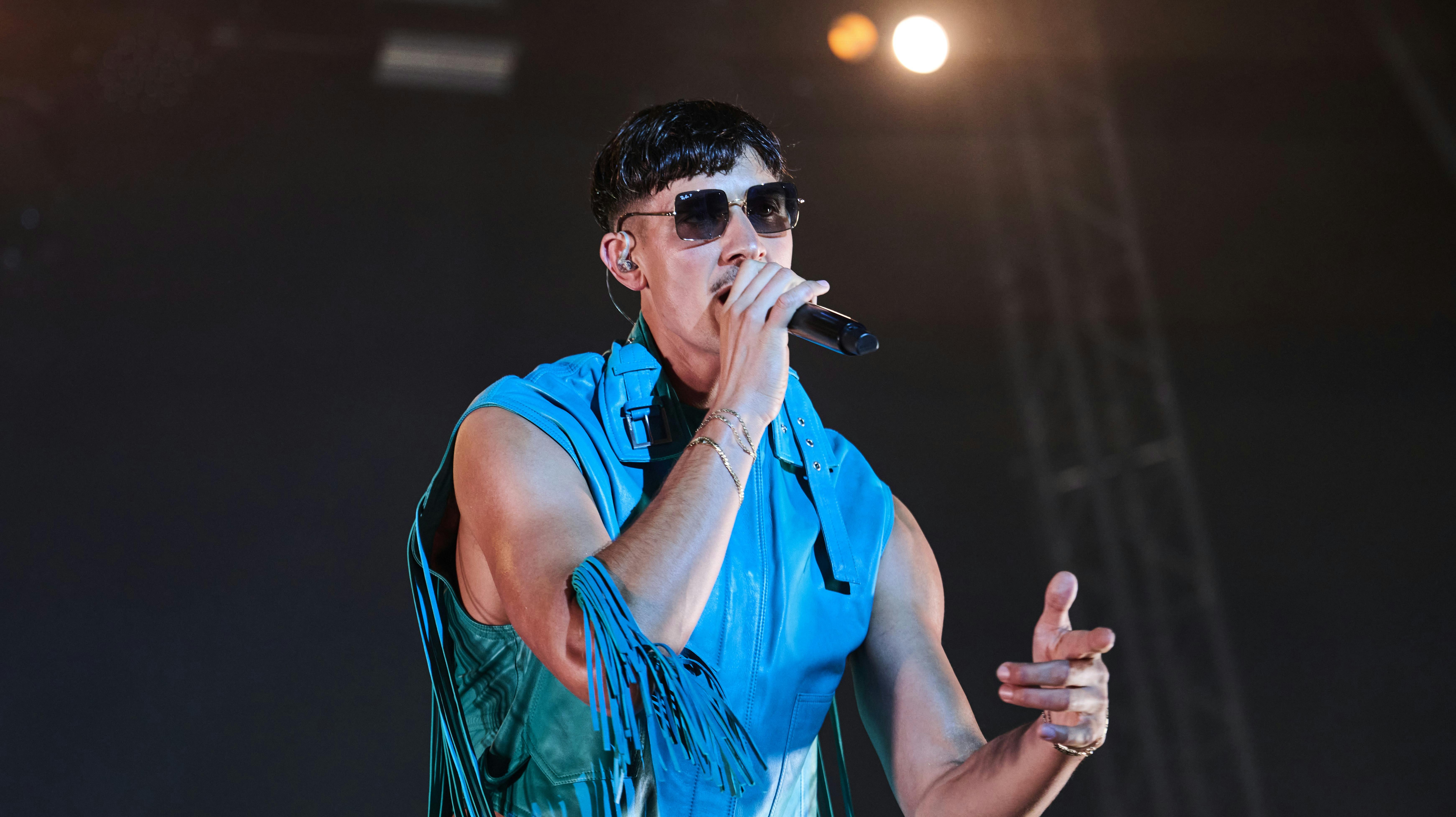 Imens mange af os sover, vælger Tobias Rahim i denne uge at udgive nyt musik hver dag. Nu er singlen "DØDINDENI" på gaden, og her bliver blandt andet Rasmus Paludan nævnt.