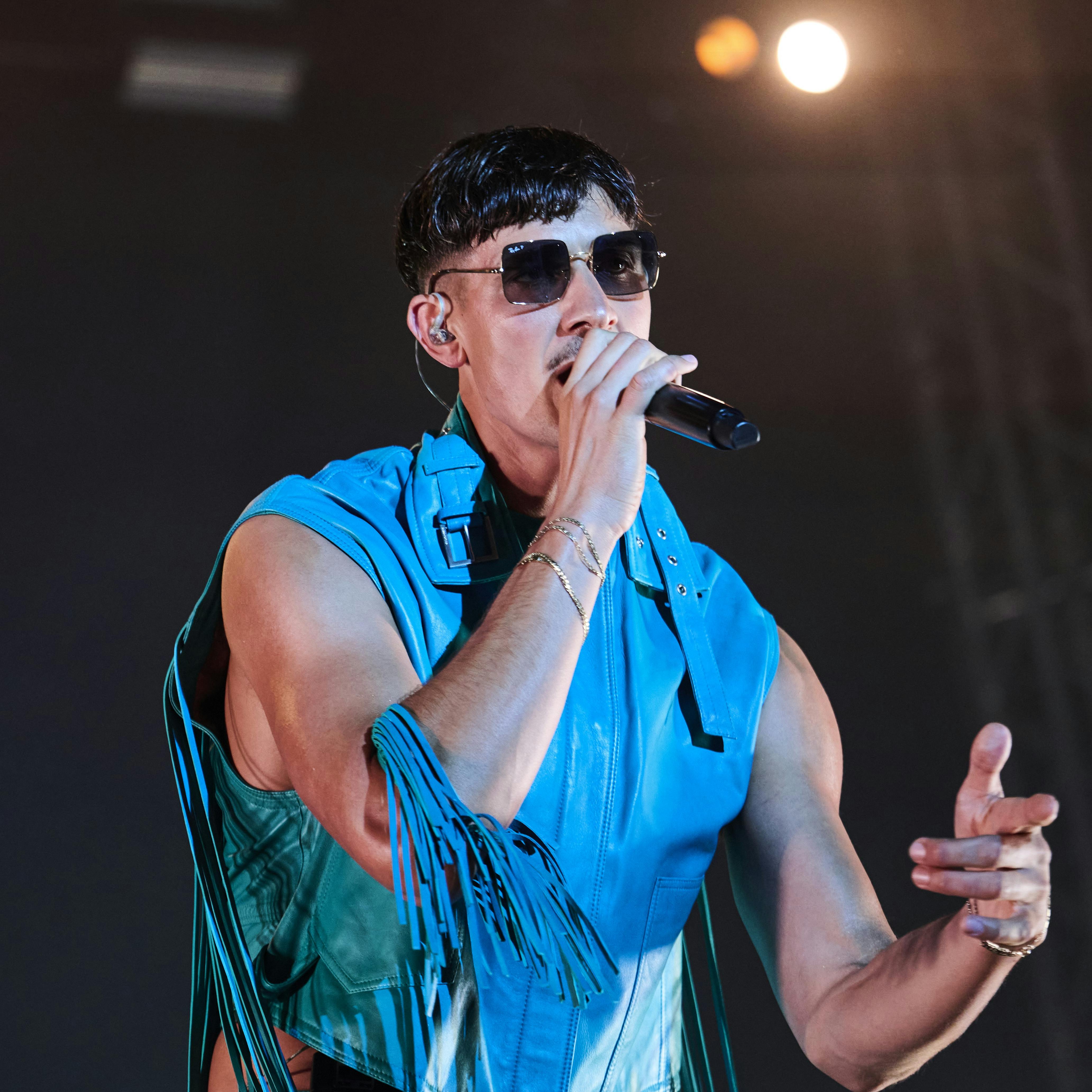 Imens mange af os sover, vælger Tobias Rahim i denne uge at udgive nyt musik hver dag. Nu er singlen "DØDINDENI" på gaden, og her bliver blandt andet Rasmus Paludan nævnt.