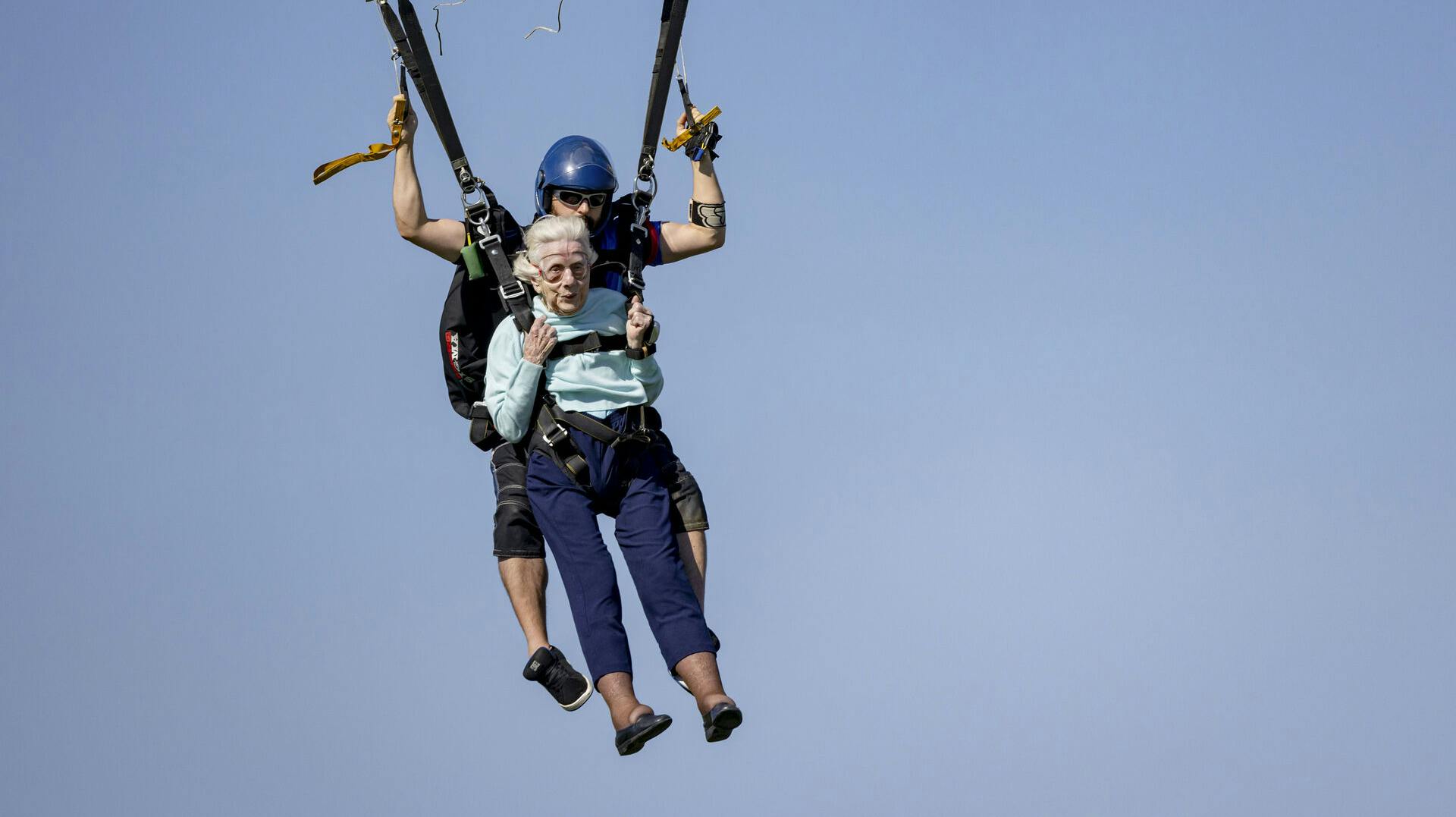 Det er ikke første gang, Dorothy Hoffner springer i faldskærm. Men det er første gang som 104-årig.