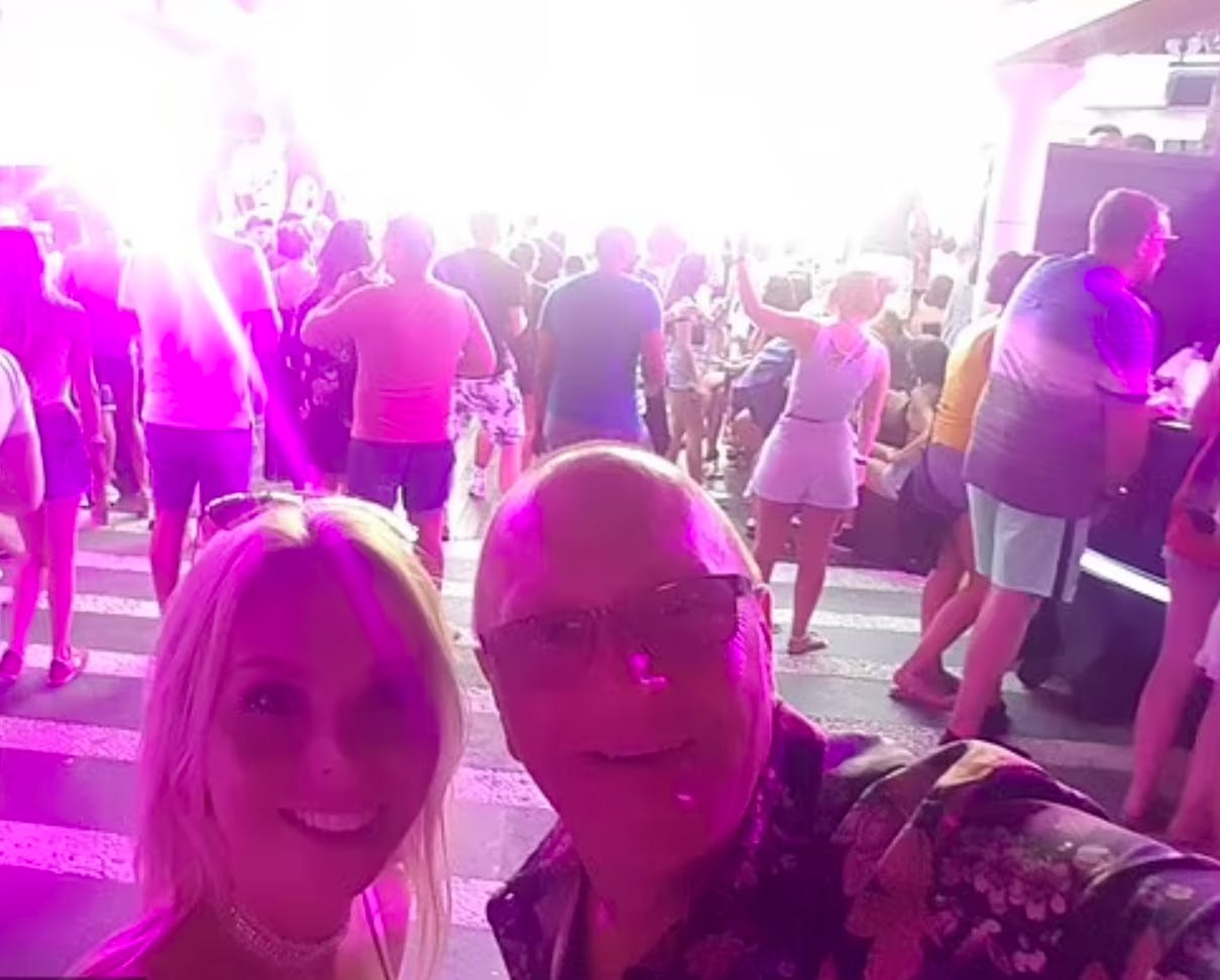 63-årige Andy Armstrong kedede sig bravt og tog spontant til Ibiza. Turen endte med at koste ham omkring 2.500 danske kroner.
