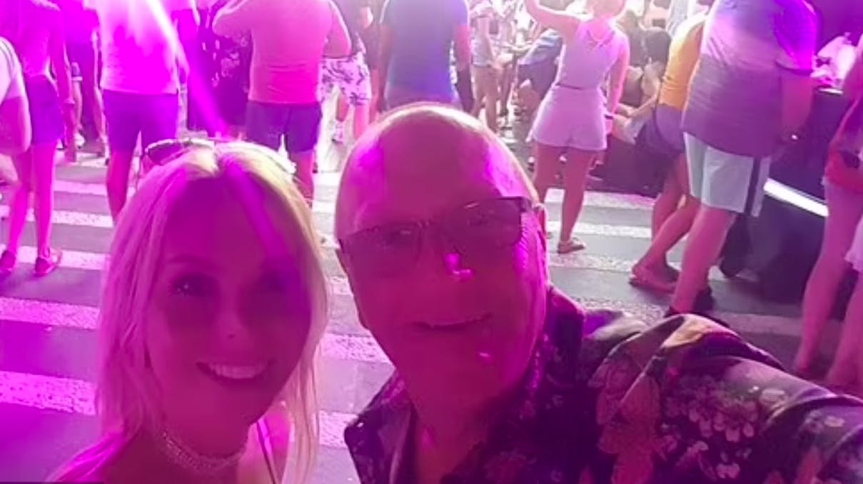 63-årige Andy Armstrong kedede sig bravt og tog spontant til Ibiza. Turen endte med at koste ham omkring 2.500 danske kroner.