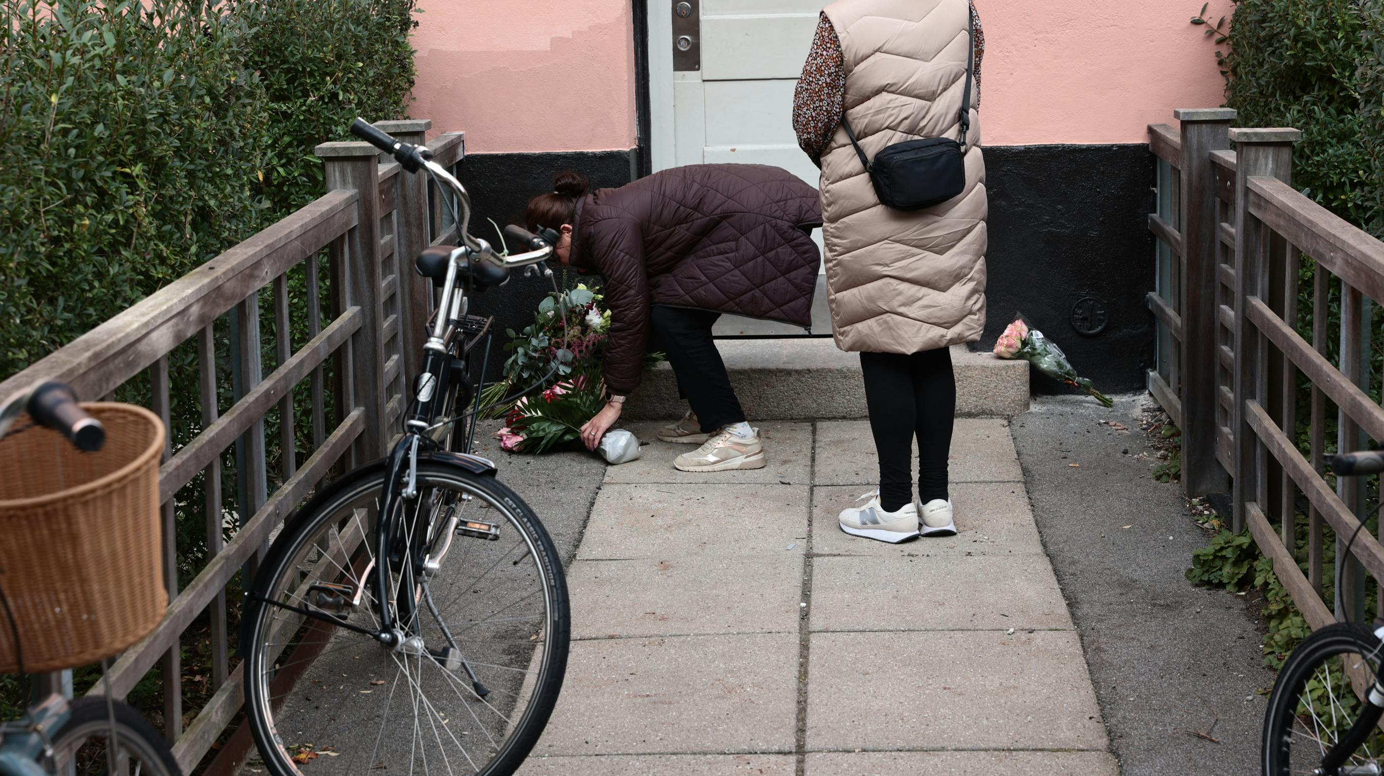 Enkelte har været forbi adressen, hvor en 26-årig kvinde tirsdag aften blev slået ihjel af en 29-årig mand, som efterfølgende tog livet af sig selv.